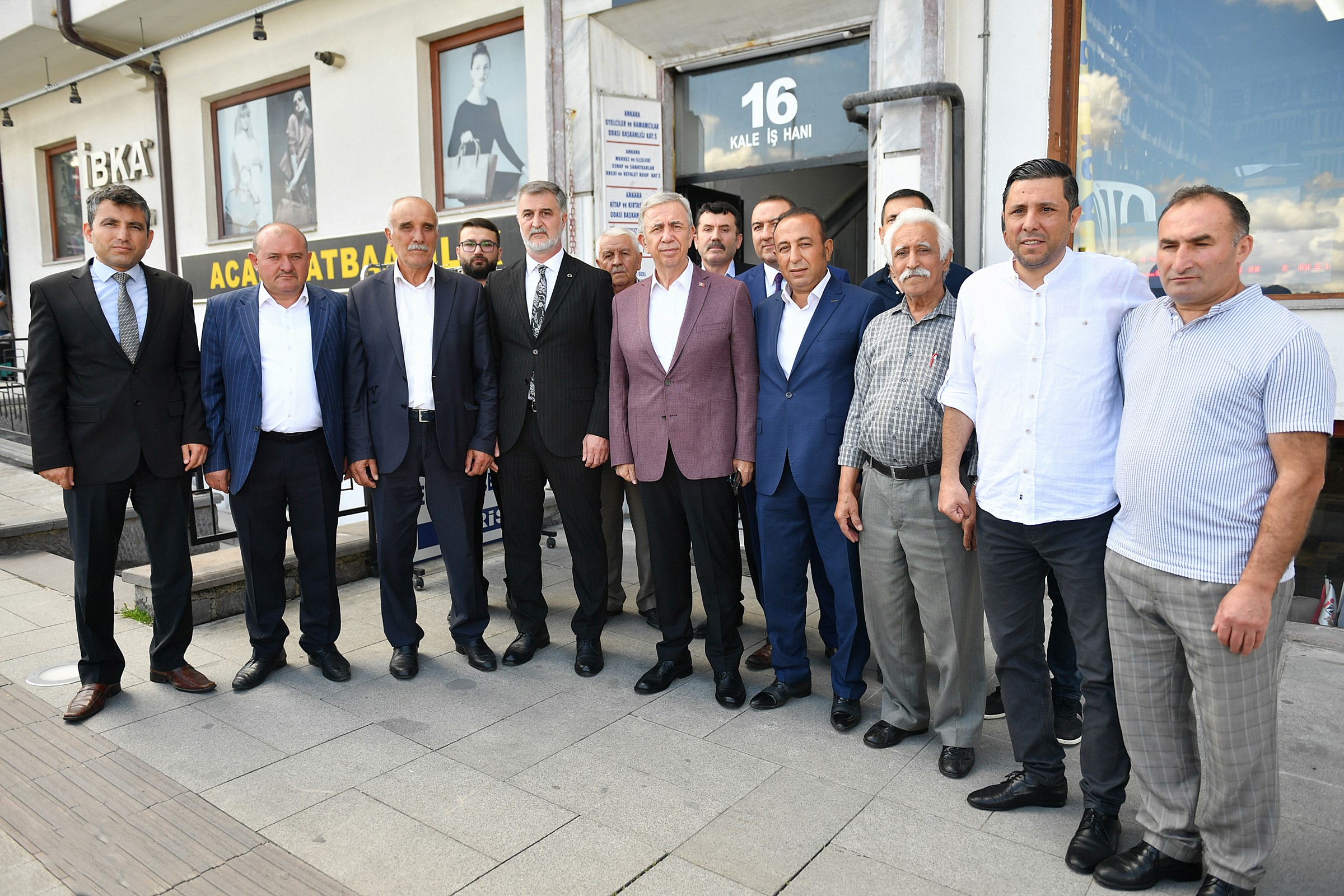 MANSUR YAVAŞ ULAŞIM ESNAFI İLE BULUŞTU Ankara Büyükşehir Belediye Başkanı Mansur Yavaş, üst üste gelen akaryakıt