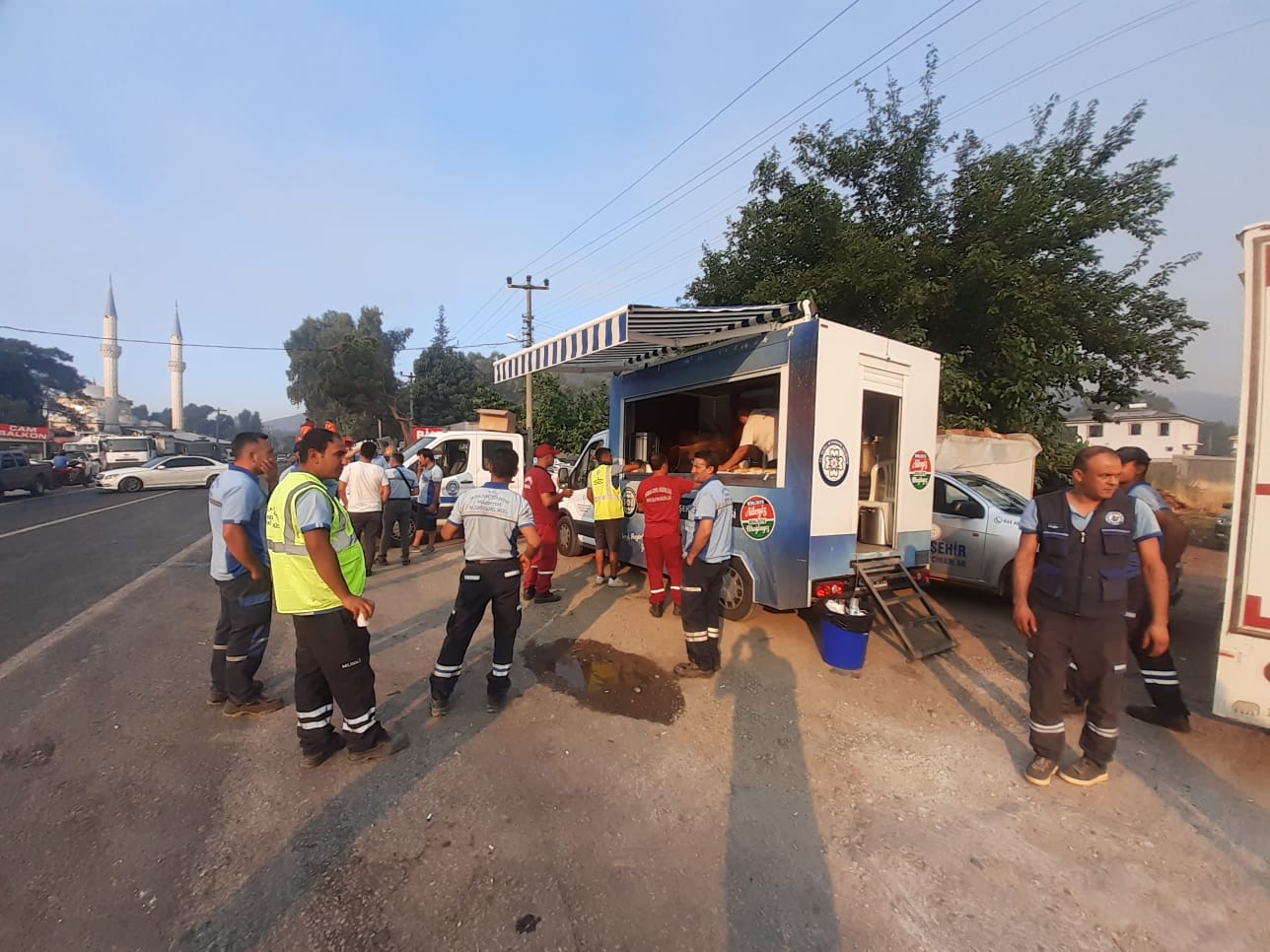 Muğla’nın Marmaris ilçesinde devam eden orman yangınlarında alevlerin kontrol altına