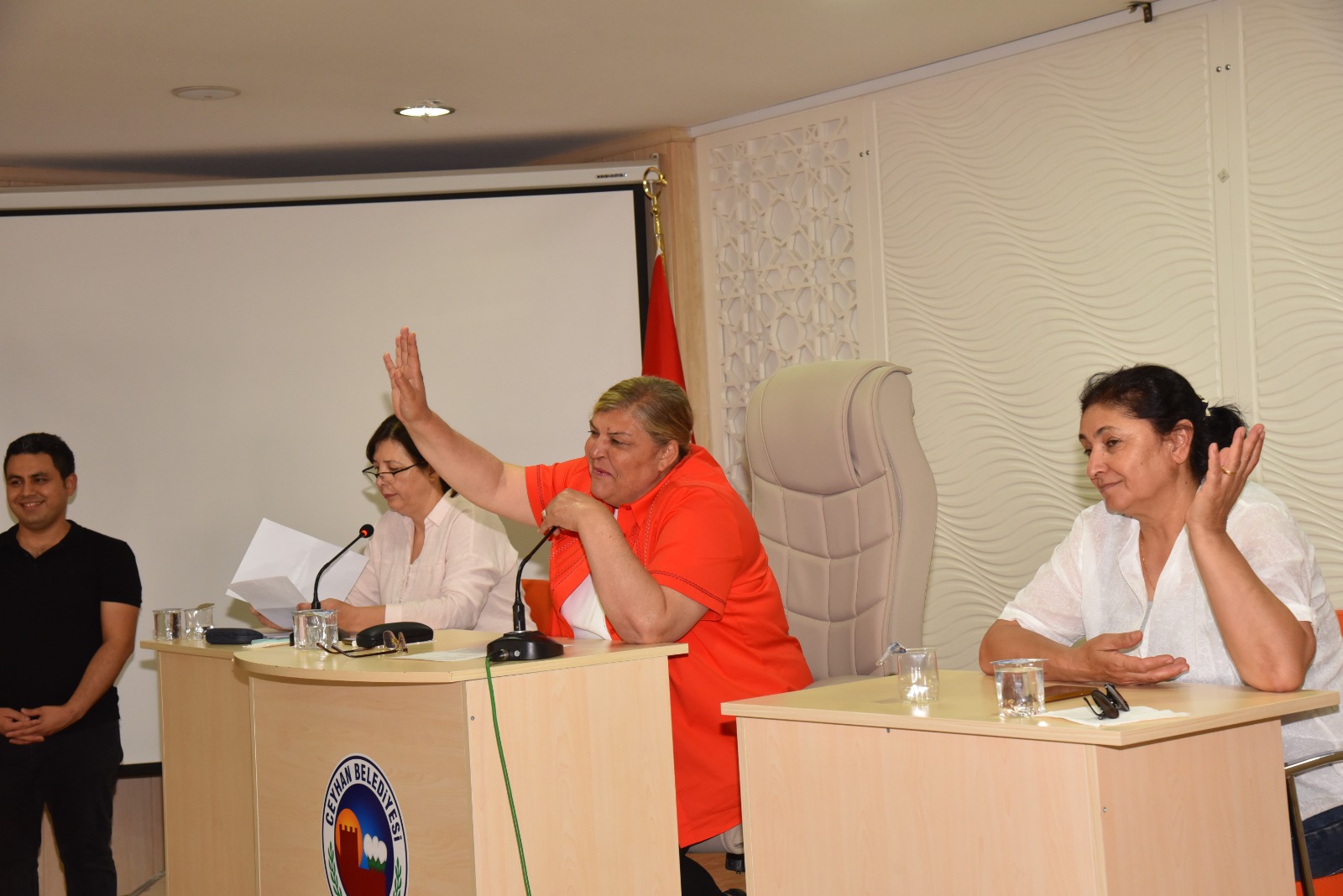 Ceyhan Belediye Başkanı Hülya Erdem, Ceyhan’ın bozuk yollarını onarmak için