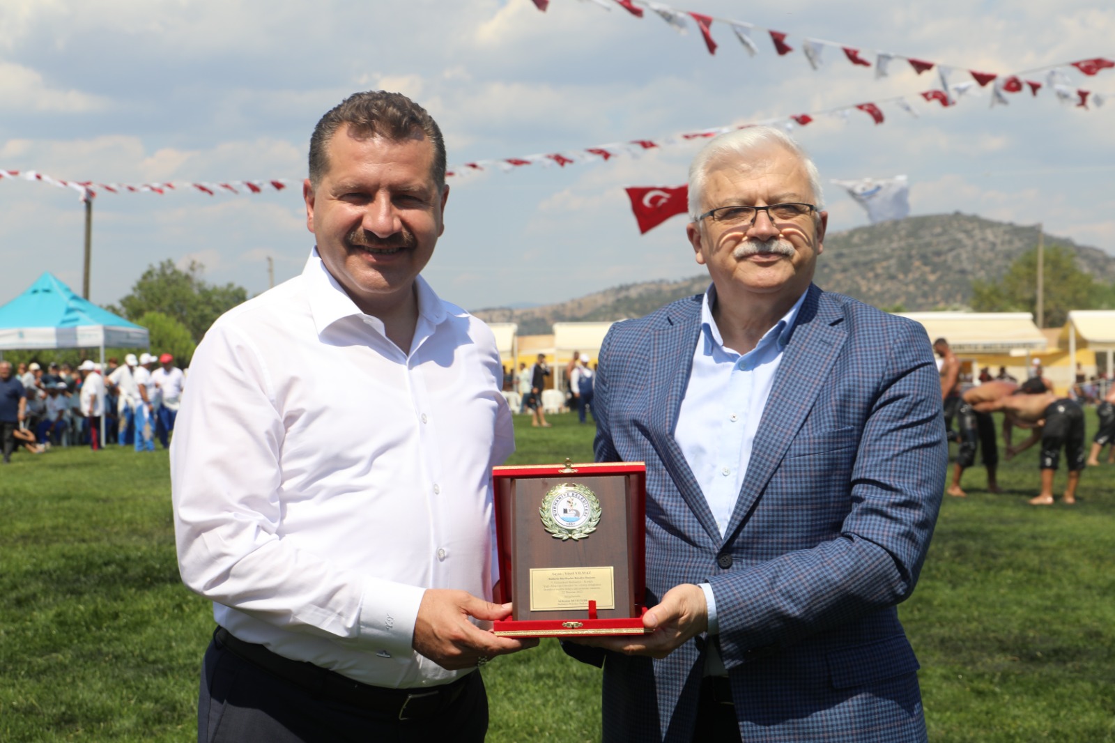 BURHANİYE’DE KIZIKLI GÜREŞLERİNİN BAŞPEHLİVANI FATİH ATLI OLDU KIZIKLI GÜREŞLERİNİN BAŞPEHLİVANI FATİH ATLI OLDU7. Geleneksel Burhaniye Kızıklı Yağlı