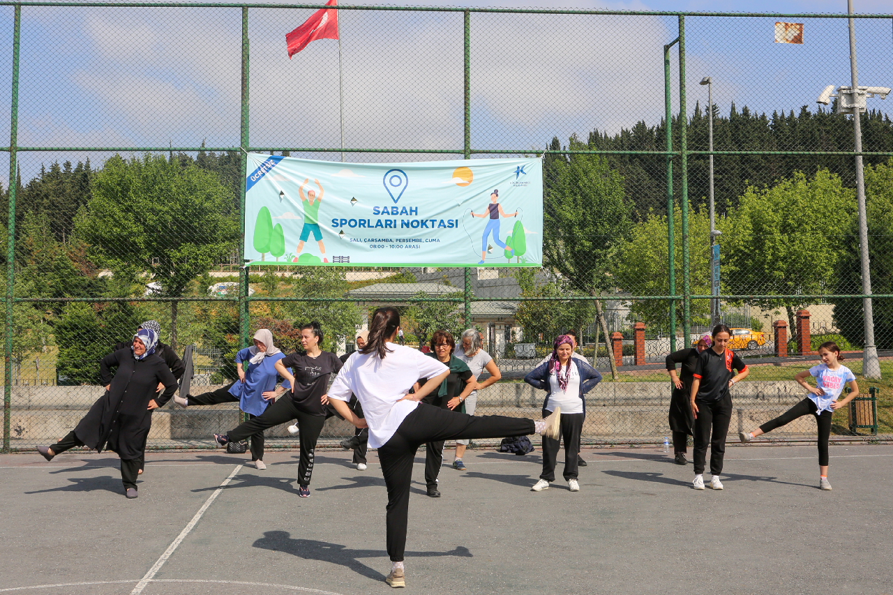 KÜÇÜKÇEKMECELİLER, GÜNE SABAH SPORUYLA BAŞLIYOR PARKLARDA SPOR KEYFİ KÜÇÜKÇEKMECE’DE AÇIK