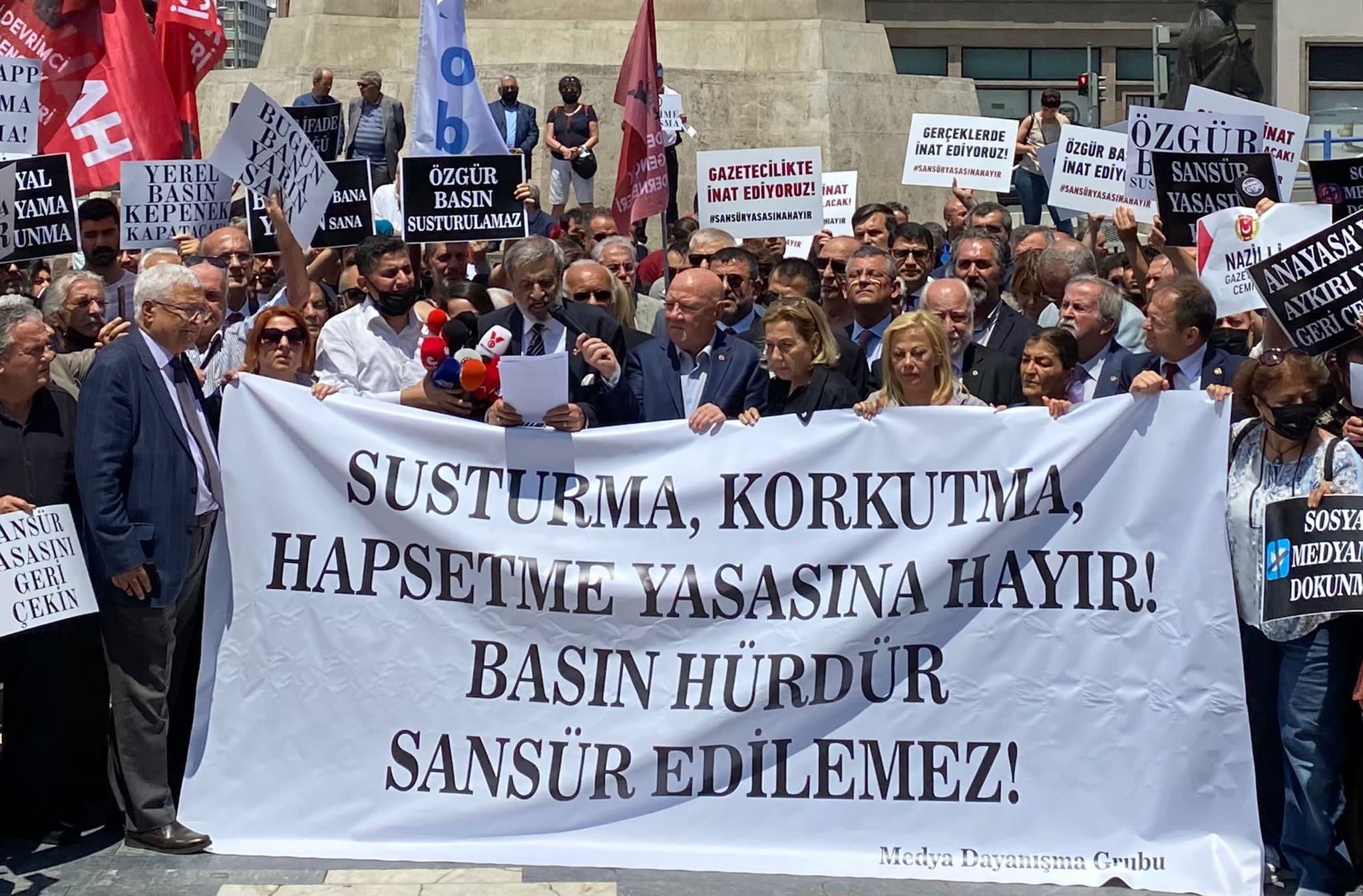 Sansür yasasına tepkiler dinmiyor. Sosyal medya ve basın özgürlüğünü kısıtlayıcı