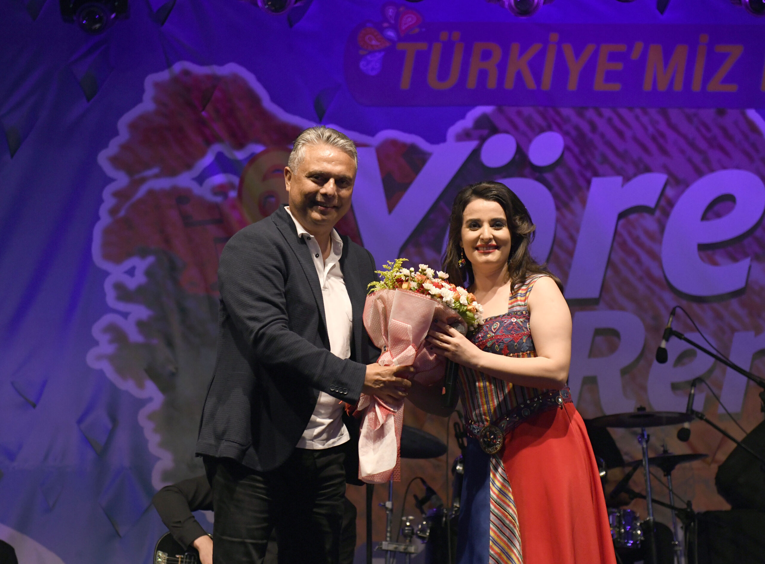 Muratpaşa Belediye Başkanı Ümit Uysal, Akdeniz Gecesiyle devam eden Yöreler