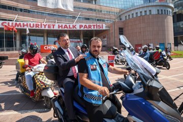 AĞBABA: MOTOKURYELER TRAFİKTE ÖLMEZSE EKONOMİK KRİZDEN ÖLECEK CHP Genel Başkan