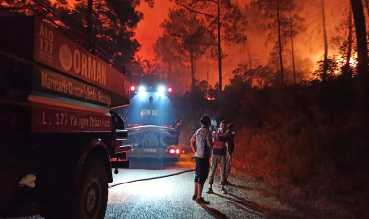 Muğla’nın Marmaris ilçesinde akşam saatlerinde ormanlık alanda çıkan ve rüzgarın
