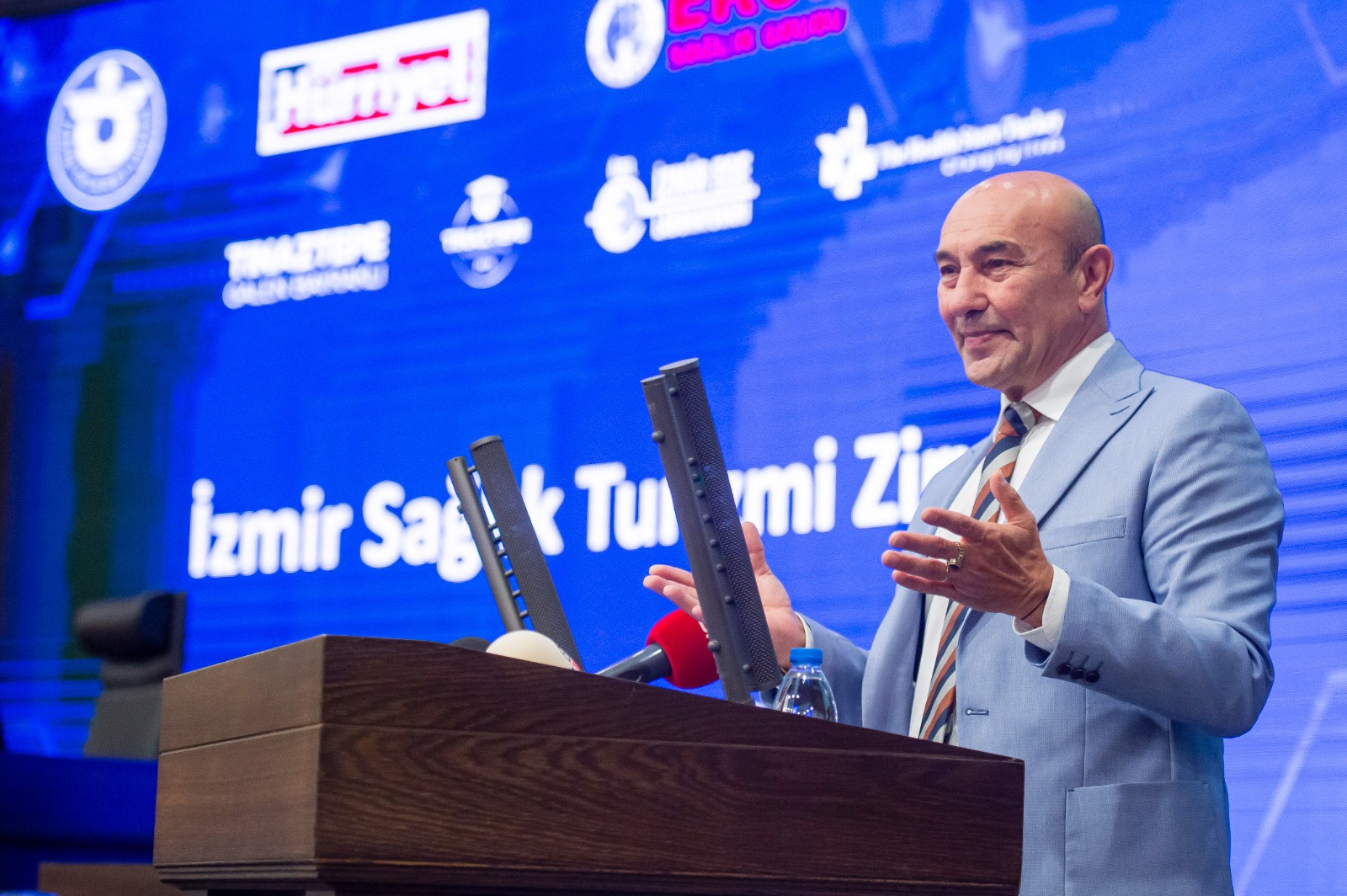 <strong>Başkan Soyer Sağlık Zirvesi’nde konuştu</strong><strong>“Biz iade-i itibar peşindeyiz”</strong> İzmir Büyükşehir Belediye Başkanı Tunç Soyer, Hürriyet Gazetesi ve sağlık