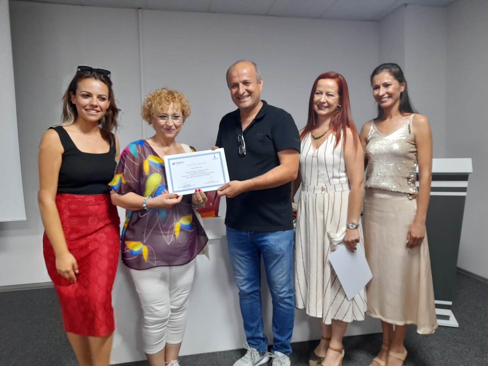 İzmir’de Engelli kadınlara 13 haftalık eğitim İzmir Büyükşehir Belediye Başkanı Tunç Soyer’in “Başka Bir Engelli Politikası