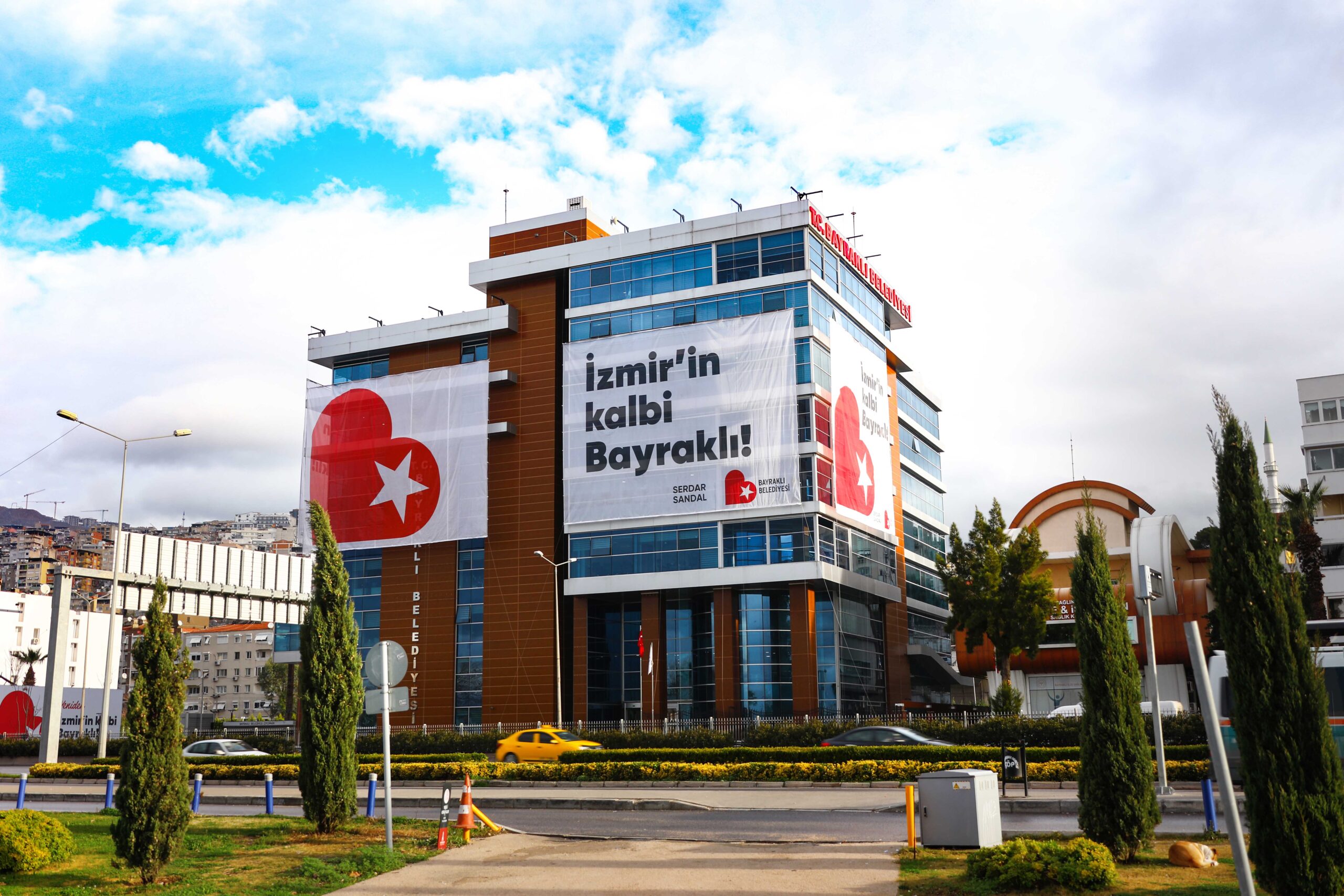 Belediyenin iş ve işlemlerinde şeffaf bir yönetim politikası uygulayan Bayraklı