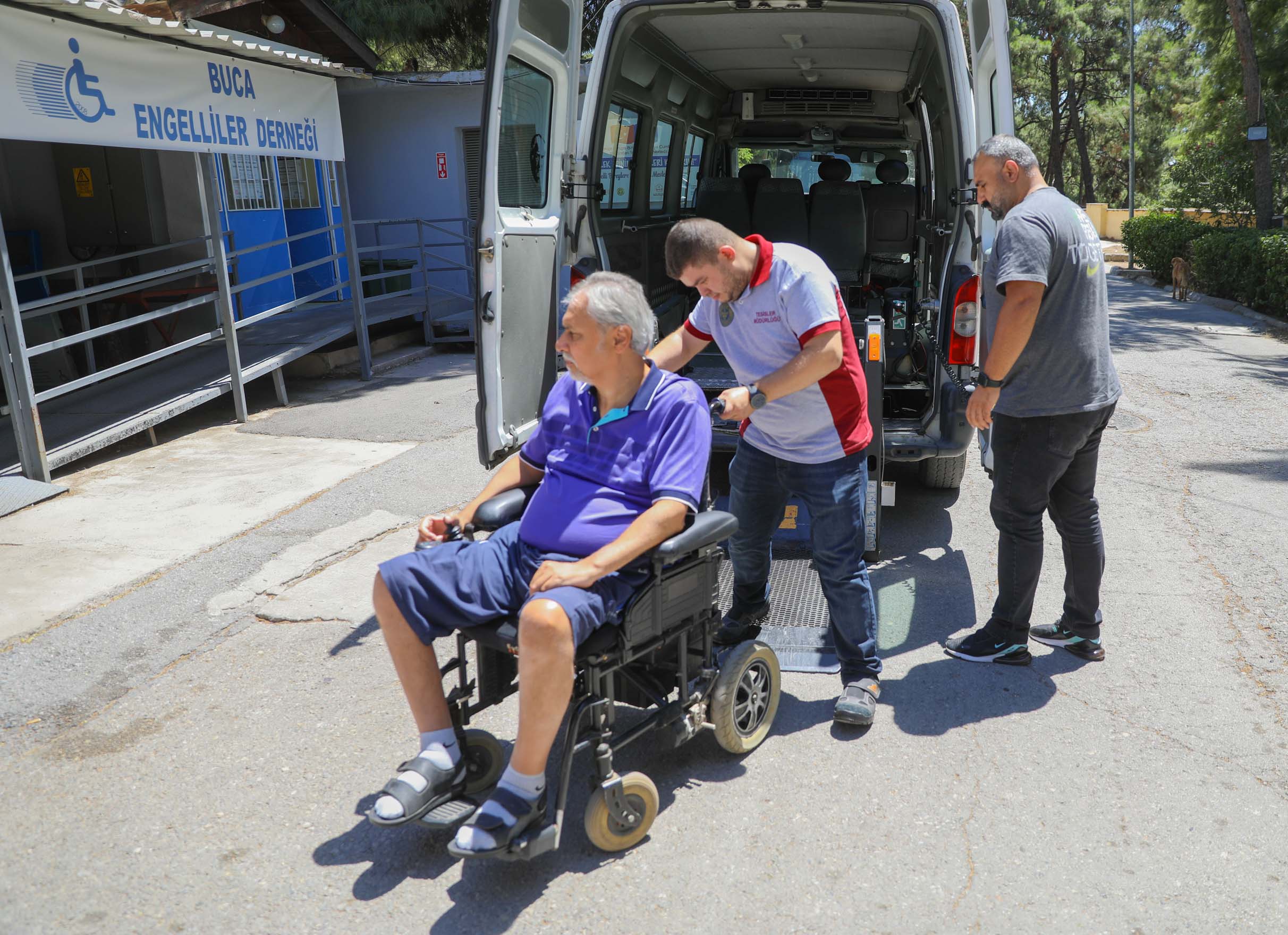 Asla yolda kalmadılar BUCA Belediyesi tarafından “Asla yolda kalmayacaksın” sloganıyla