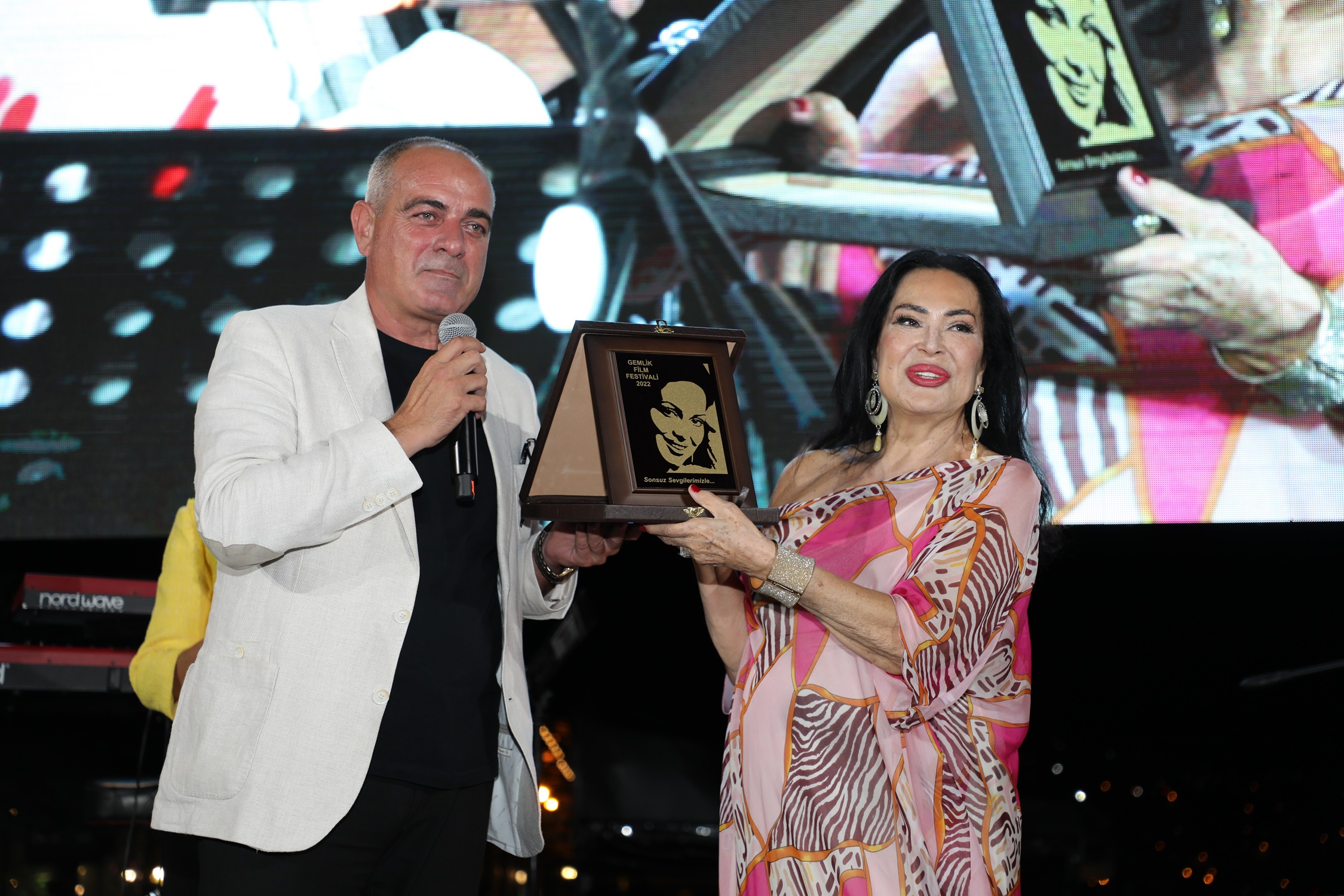 Eşref Kolçak anısına düzenlenen Gemlik Film Festivali’nin açılışını, Belediye Başkanı