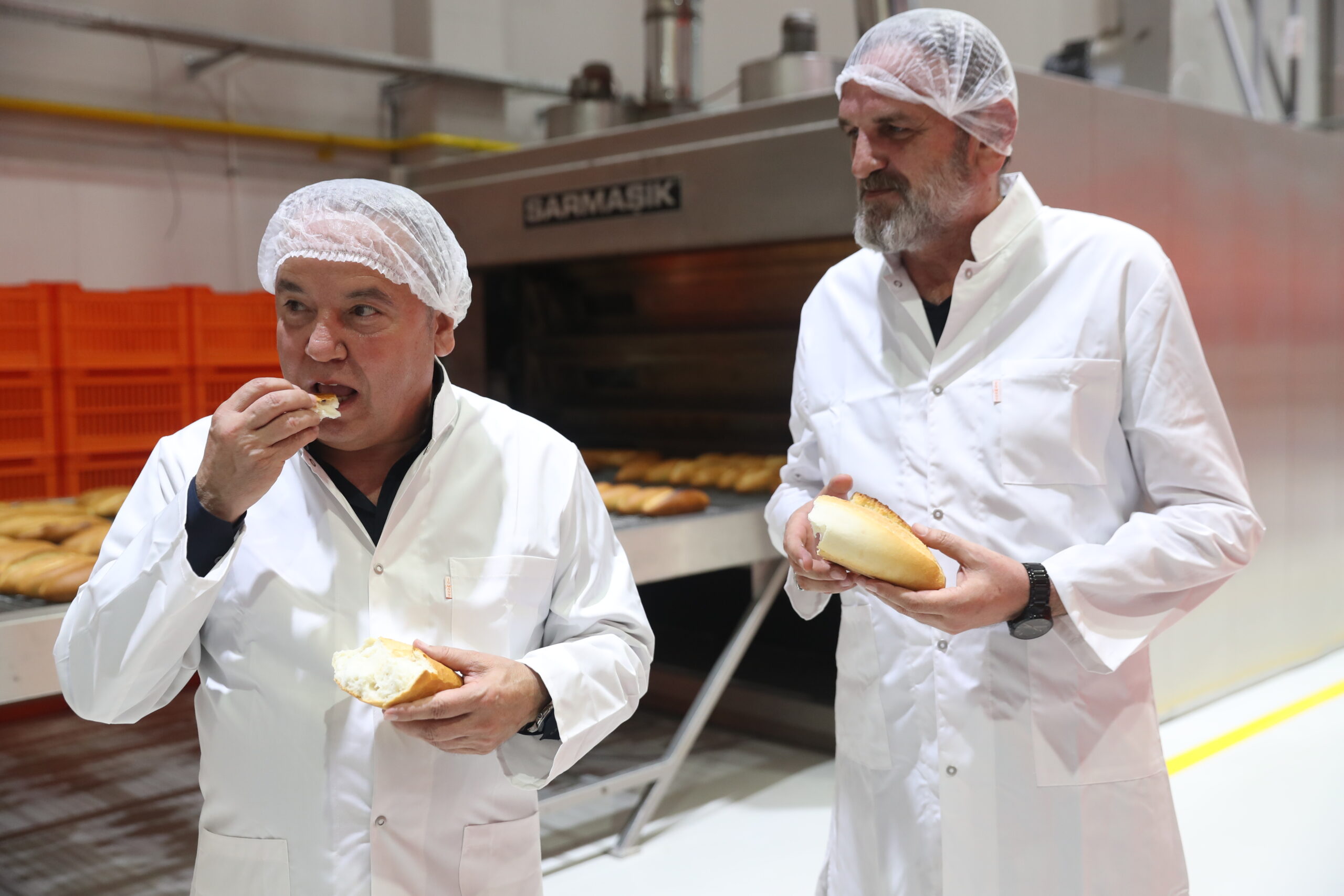 İlk ekmeğin tadına Başkan Böcek baktı Hem lezzetli, hem ucuz