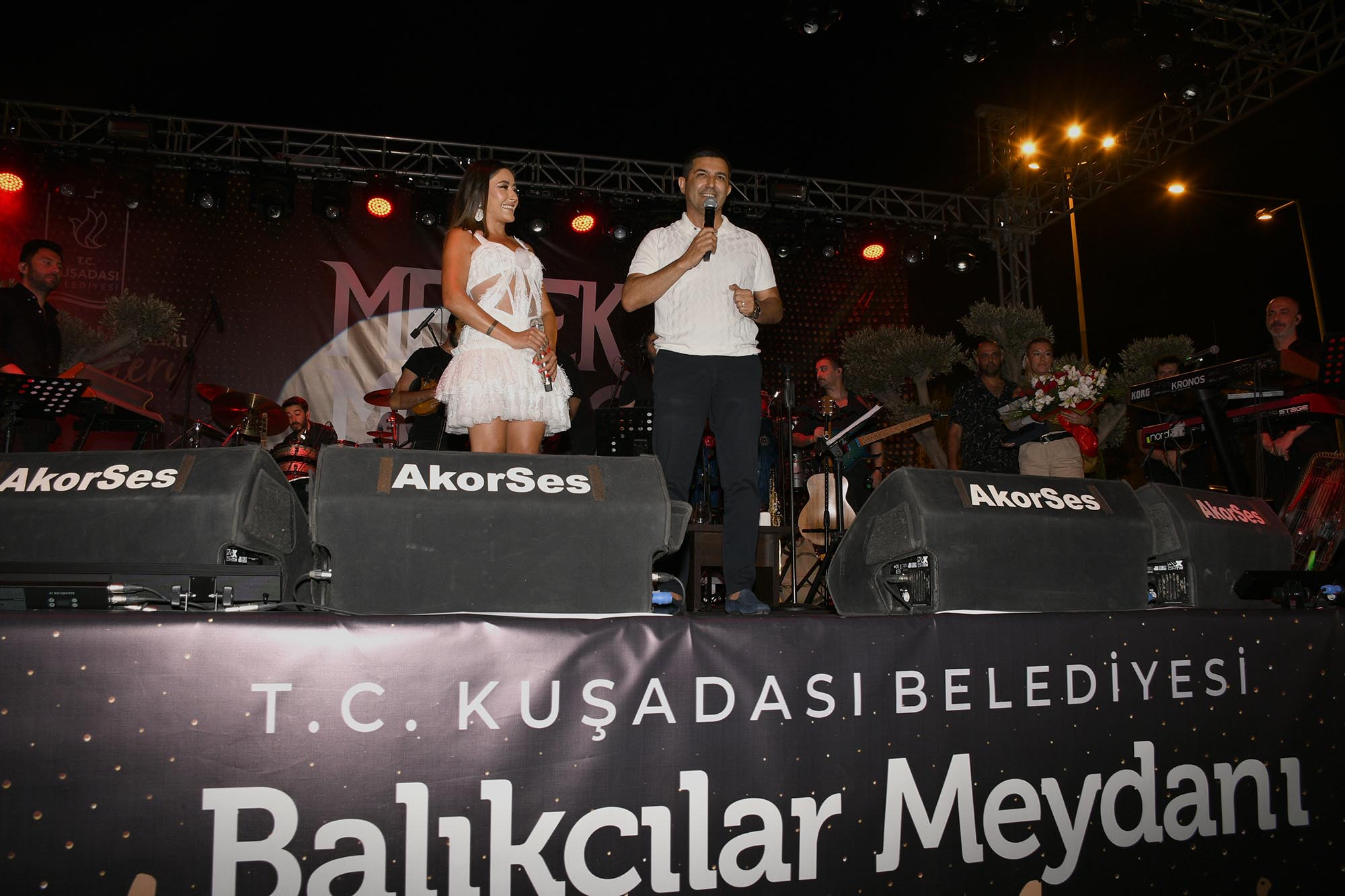 Ünlü şarkıcı Melek Mosso Kuşadası’nın cazibe merkezi Balıkçılar Meydanı’nda muhteşem