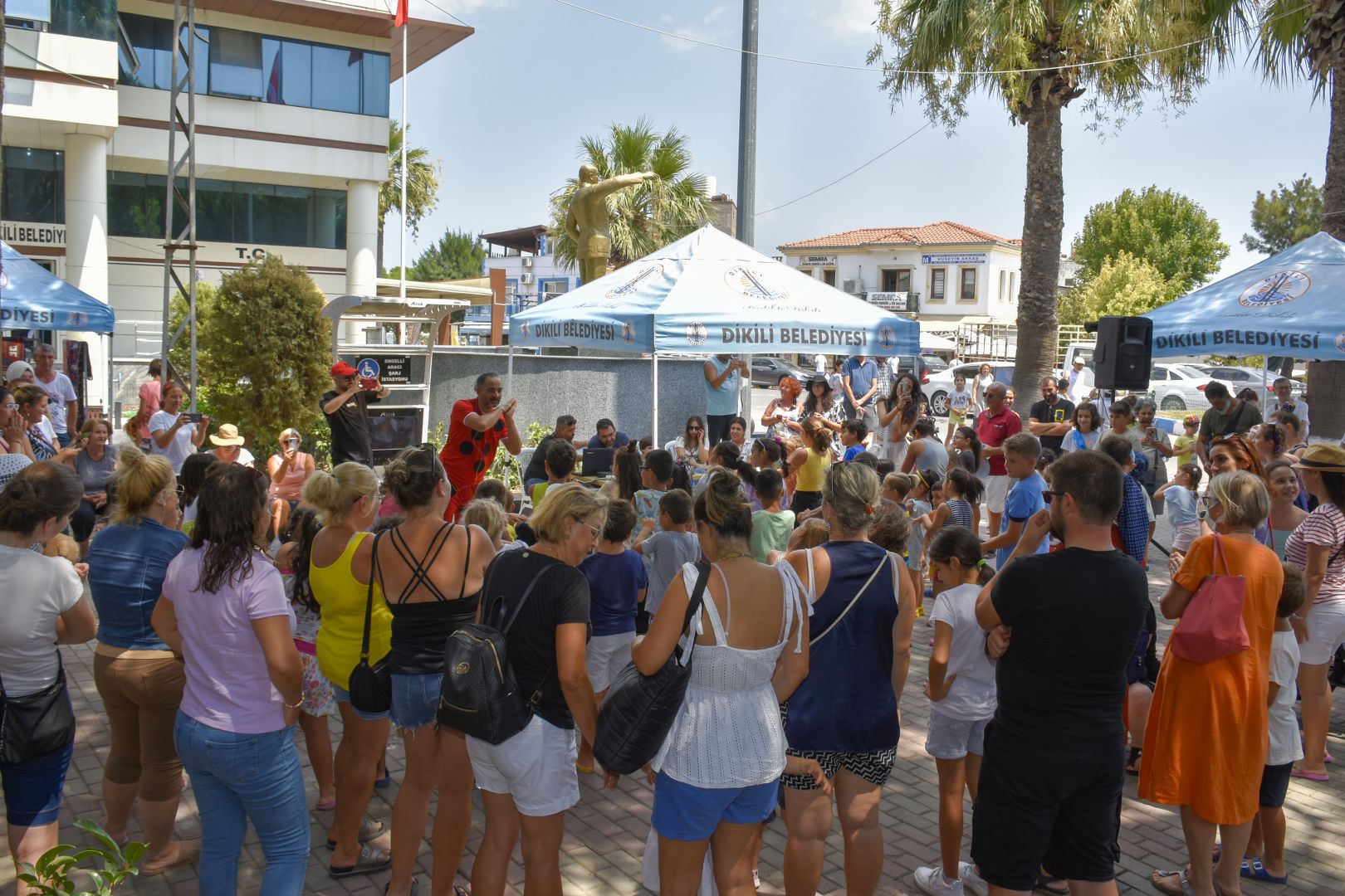 Dikili Belediyesi tarafından düzenlenen Çandarlı Kültür,Demokrasi ve Emek Festivali renkli