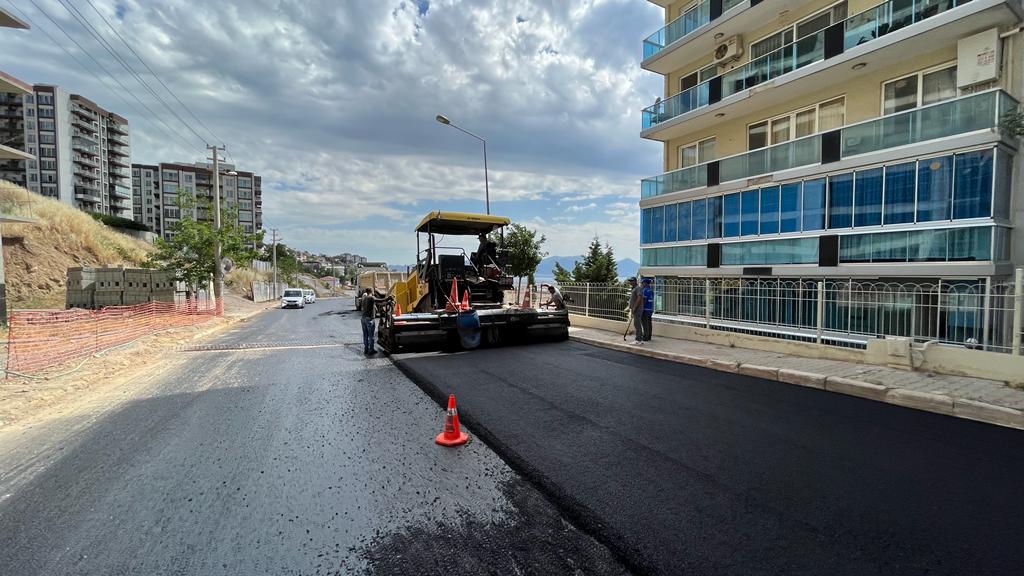 Bayraklı Belediyesinin, İzmir Büyükşehir Belediyesiyle ilçenin ihtiyaç duyulan sokaklarında yürüttüğü
