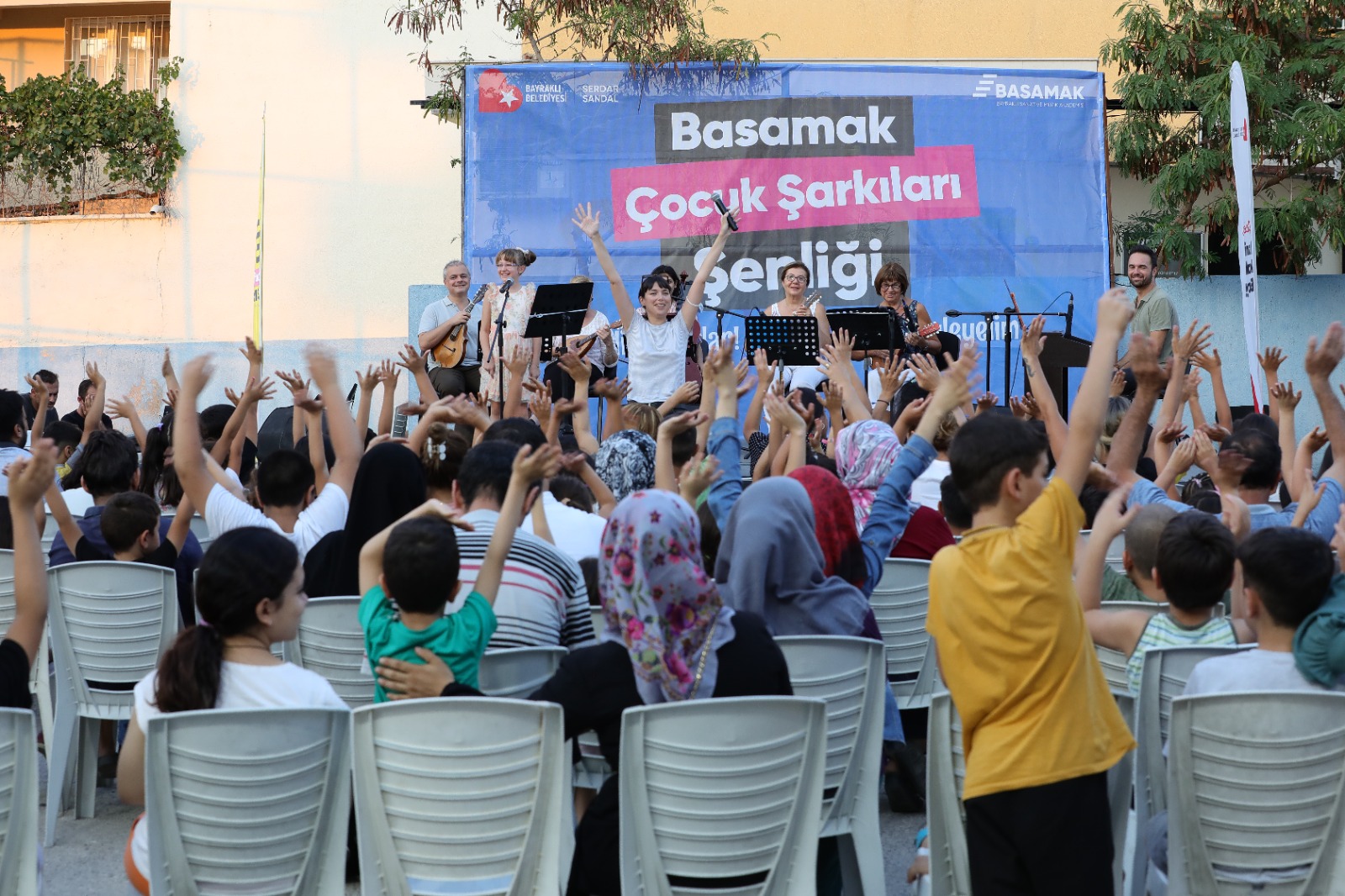 Bayraklı Belediyesinin mahallelerde düzenlediği Çocuk Şarkıları Şenliği tüm hızıyla devam