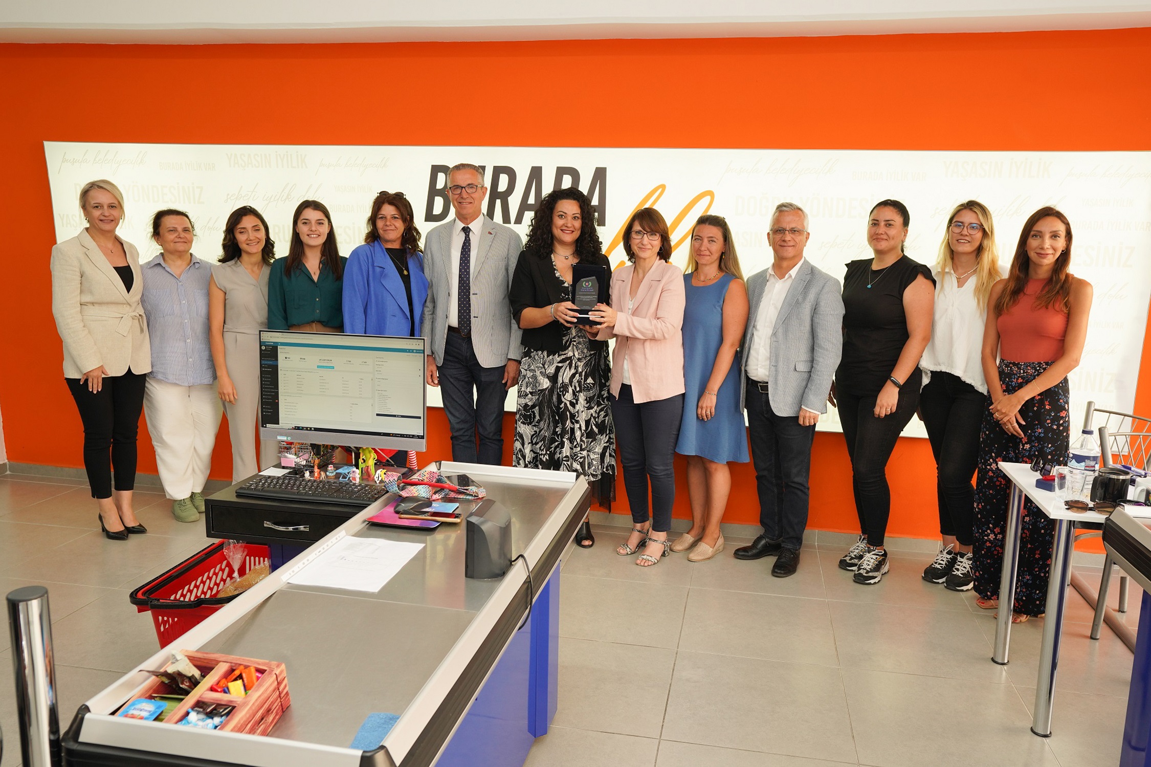 Gaziemir’in “İyilik Kapısı” Sosyal Market 2 yaşında Gaziemir Belediyesi’nin yardımseverlerle ihtiyaç sahiplerini bir araya getirdiği Sosyal Market’ten