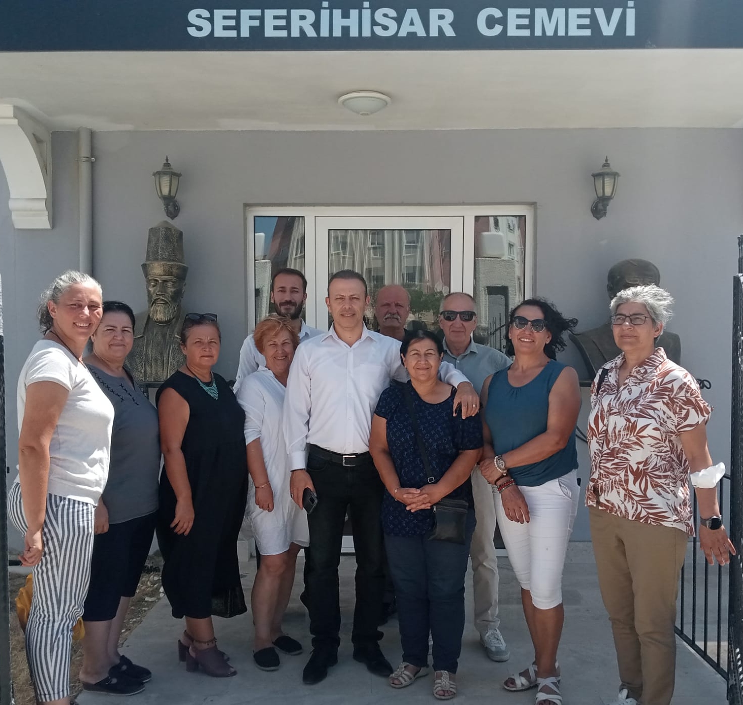 İlçe Başkanı Kürşad CEBECi ,yönetim kurulu üyeleri ile birlikte, önceki