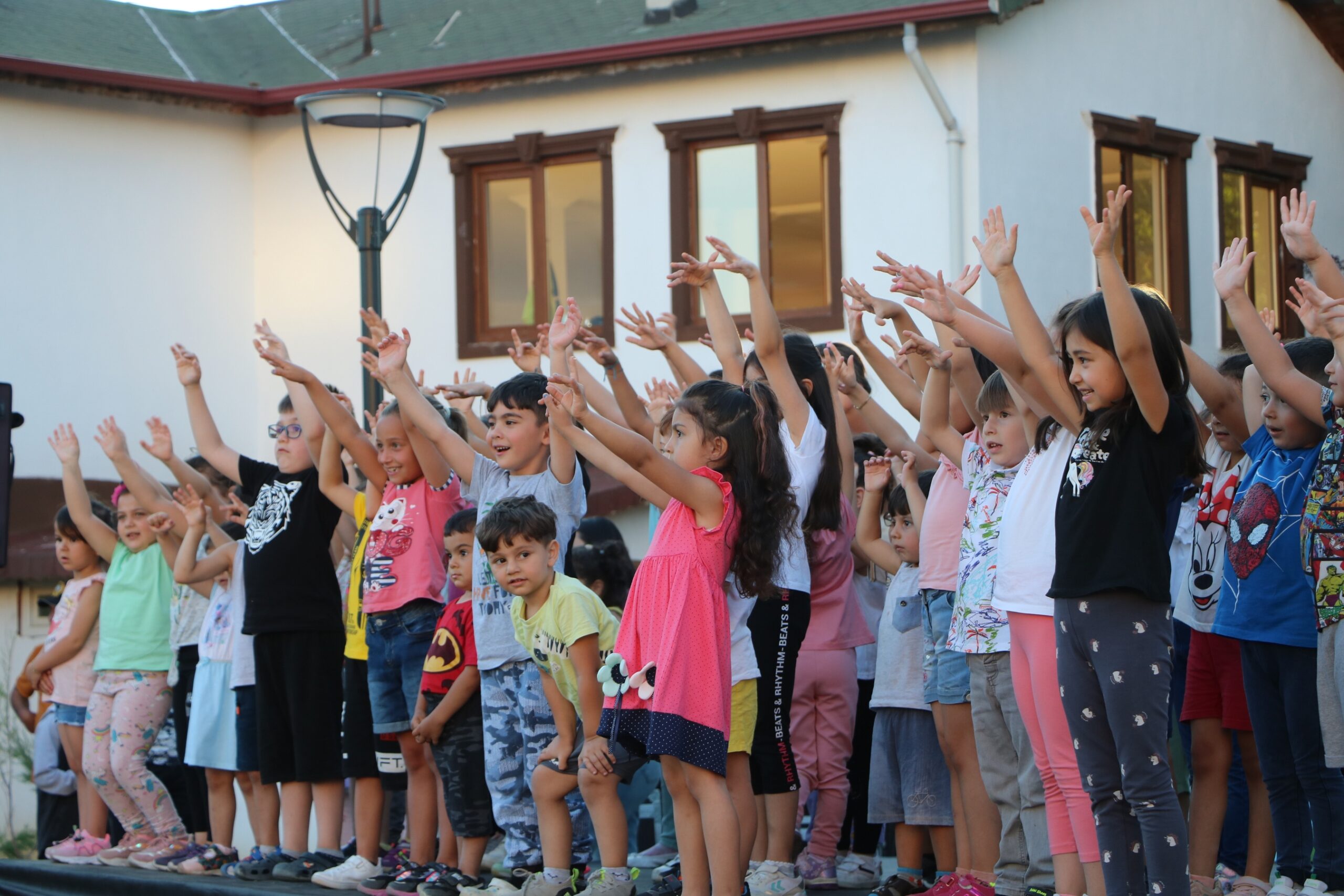Elmadağ Kemalpaşa Parkı’nda Açıkhava Çocuk Sineması ve tiyatro etkinlikleriyle çocuklar