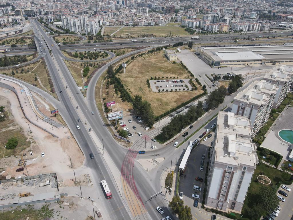 İzmir Büyükşehir Belediyesi’nin hızla yürüttüğü Çiğli Tramvay Hattı Karşıya Tramvay