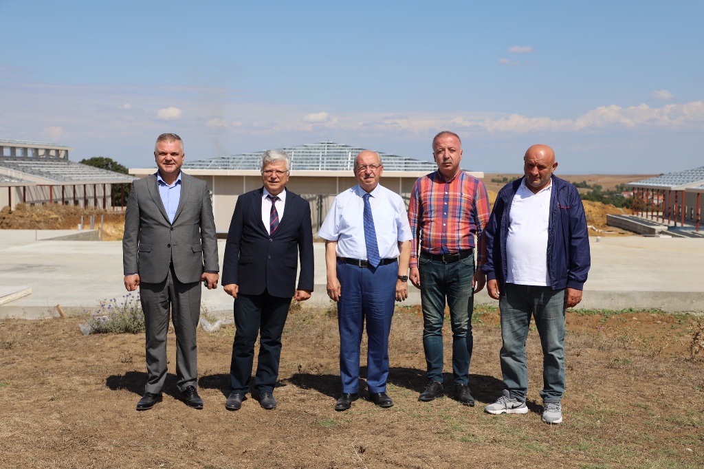 Tekirdağ Büyükşehir Belediye Başkanı Kadir Albayrak, Süleymanpaşa ilçesinde sokak hayvanlarının