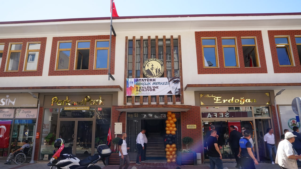 Başkan Arslan’dan gençlere 100. Yıl hediyesi Edremit Belediye Başkanı Selman