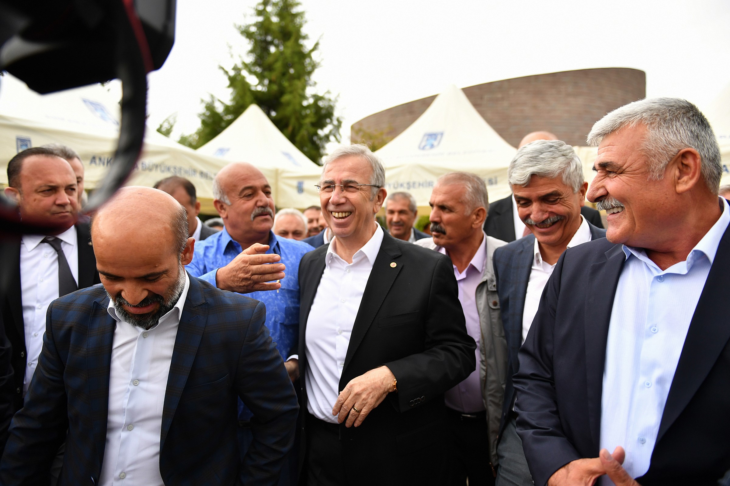 Sincanlı muhtarlar ile bir araya gelerek, talep ve sorunlarını dinleyen Ankara