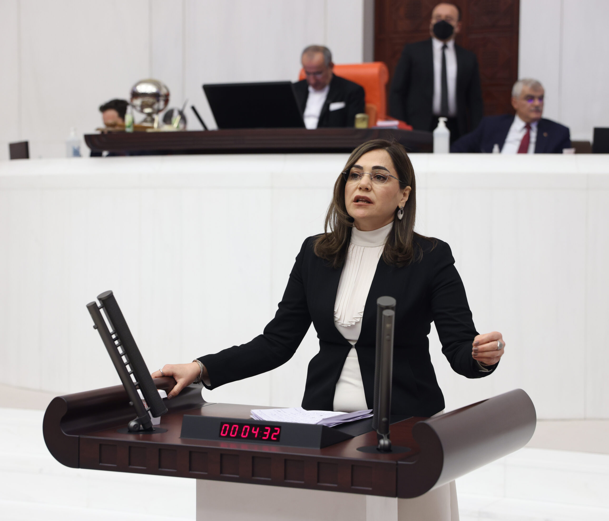CHP’Lİ YÜCEER’DEN KANUN TEKLİFİ: ÖĞRENCİLERE YEMEK VE SU ÜCRETSİZ VERİLSİN
