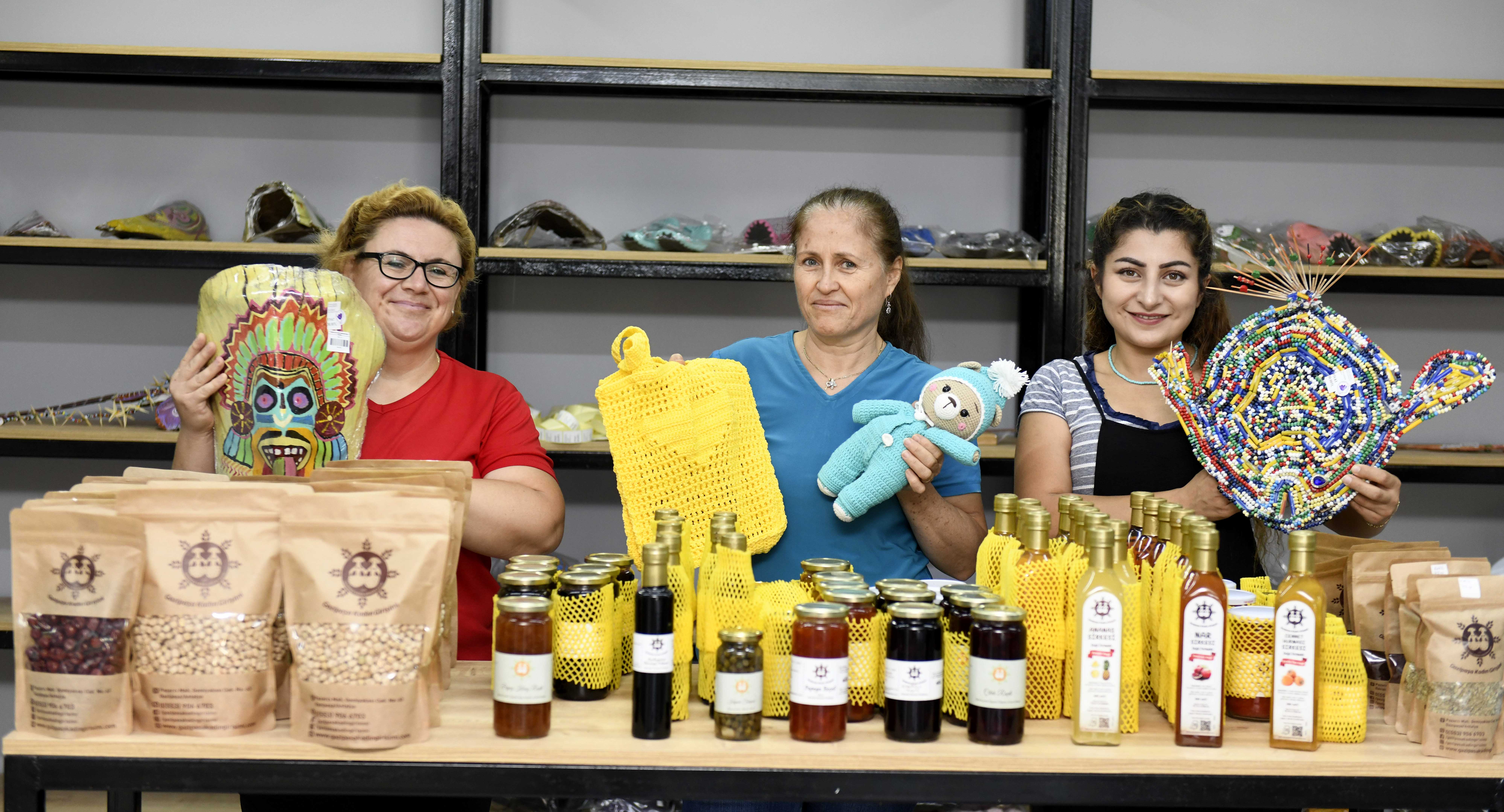 Antalya’da Muratpaşa Belediye Başkanı Ümit Uysal, kadın kooperatiflerinin el emeği