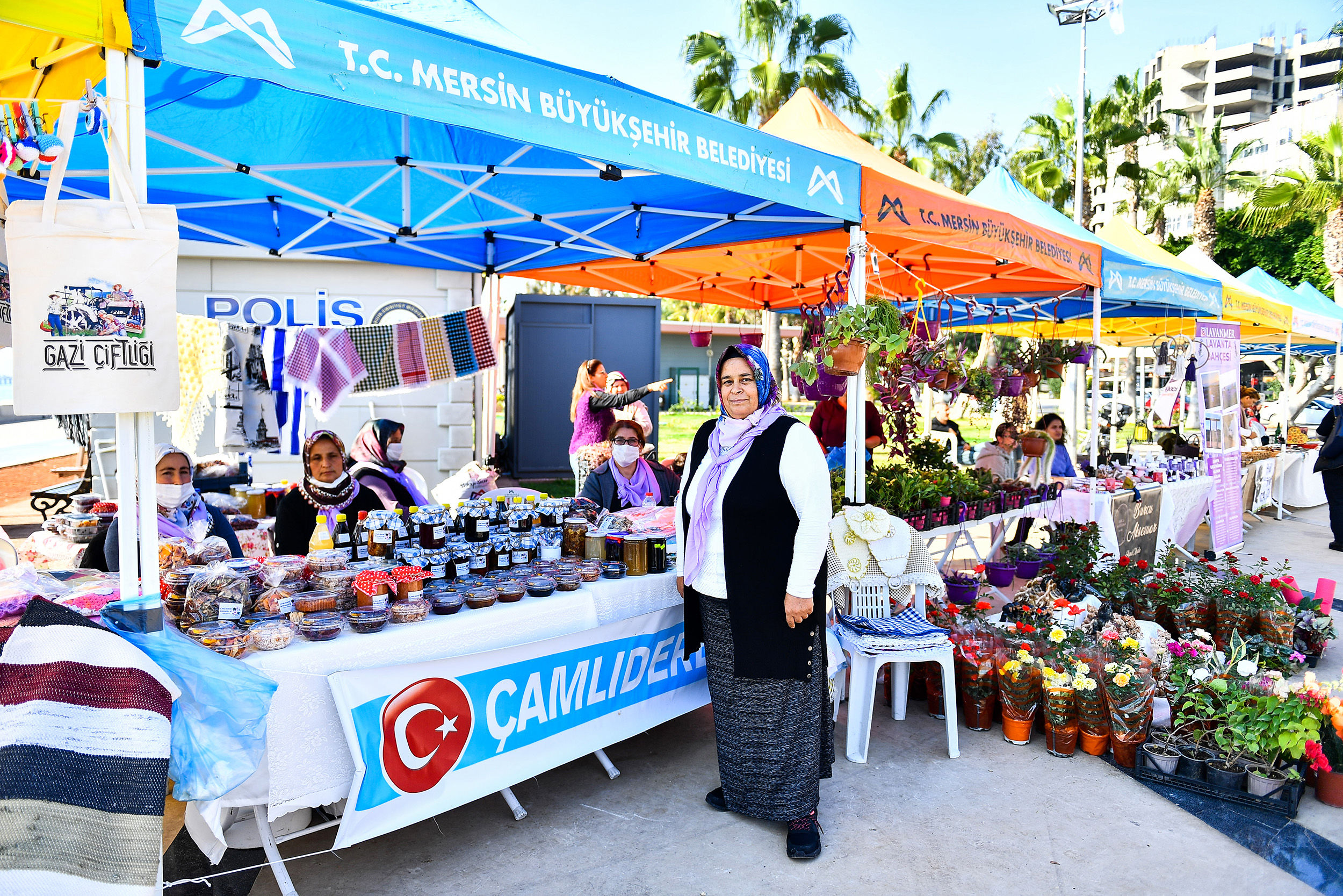 Mersin Büyükşehir Belediyesi’nin, üretici kadınları bir araya getirmek ve ekonomilerine