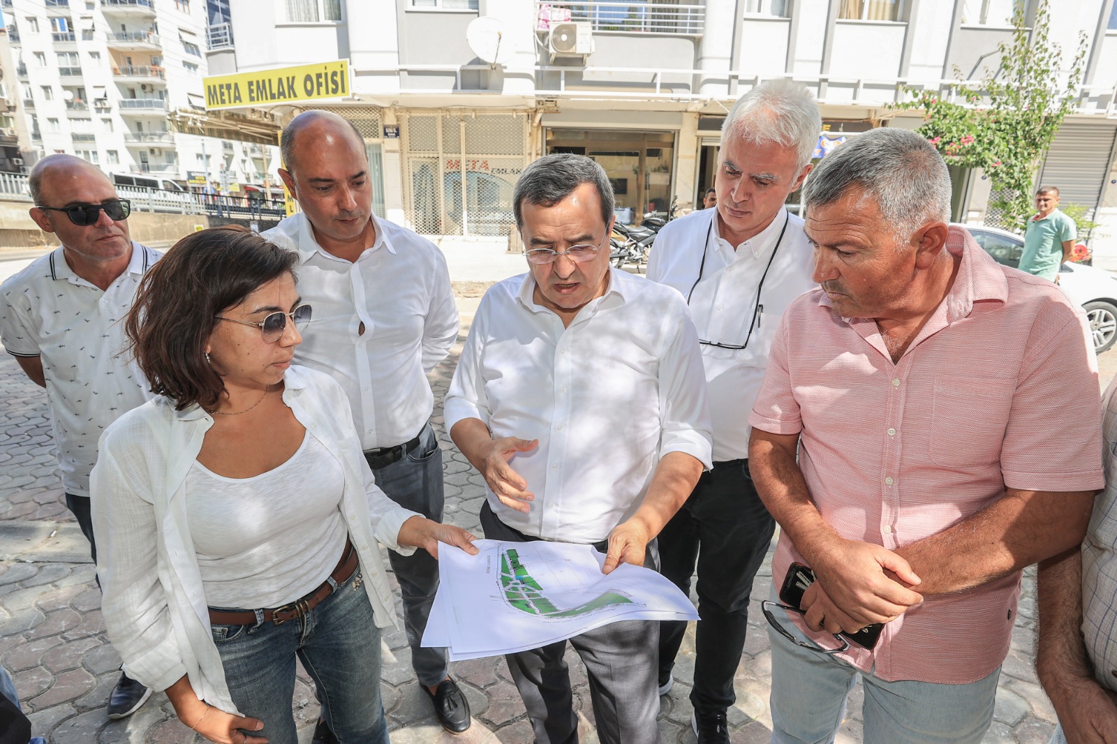 Konak Belediye Başkanı Abdül Batur, belediyenin Fen İşleri ile Park