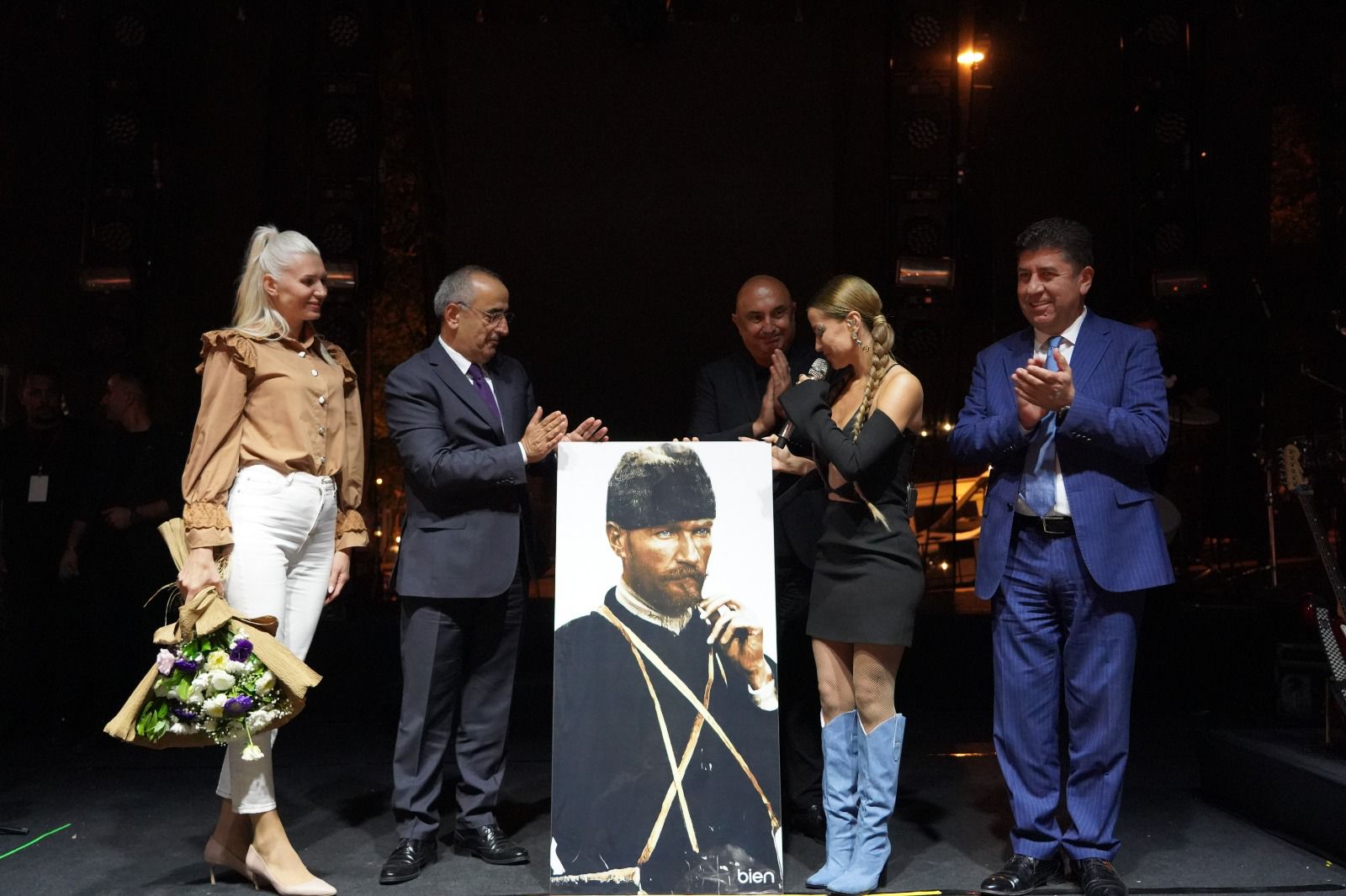 KURTULUŞ FESTİVALİNDE SAHNE ALAN DERYA ULUĞ BİLECİKLİLERİ COŞTURDU Bilecik Belediyesi tarafından hazırlanan 100. Yıl Kurtuluş Festivali kapsamında sahne