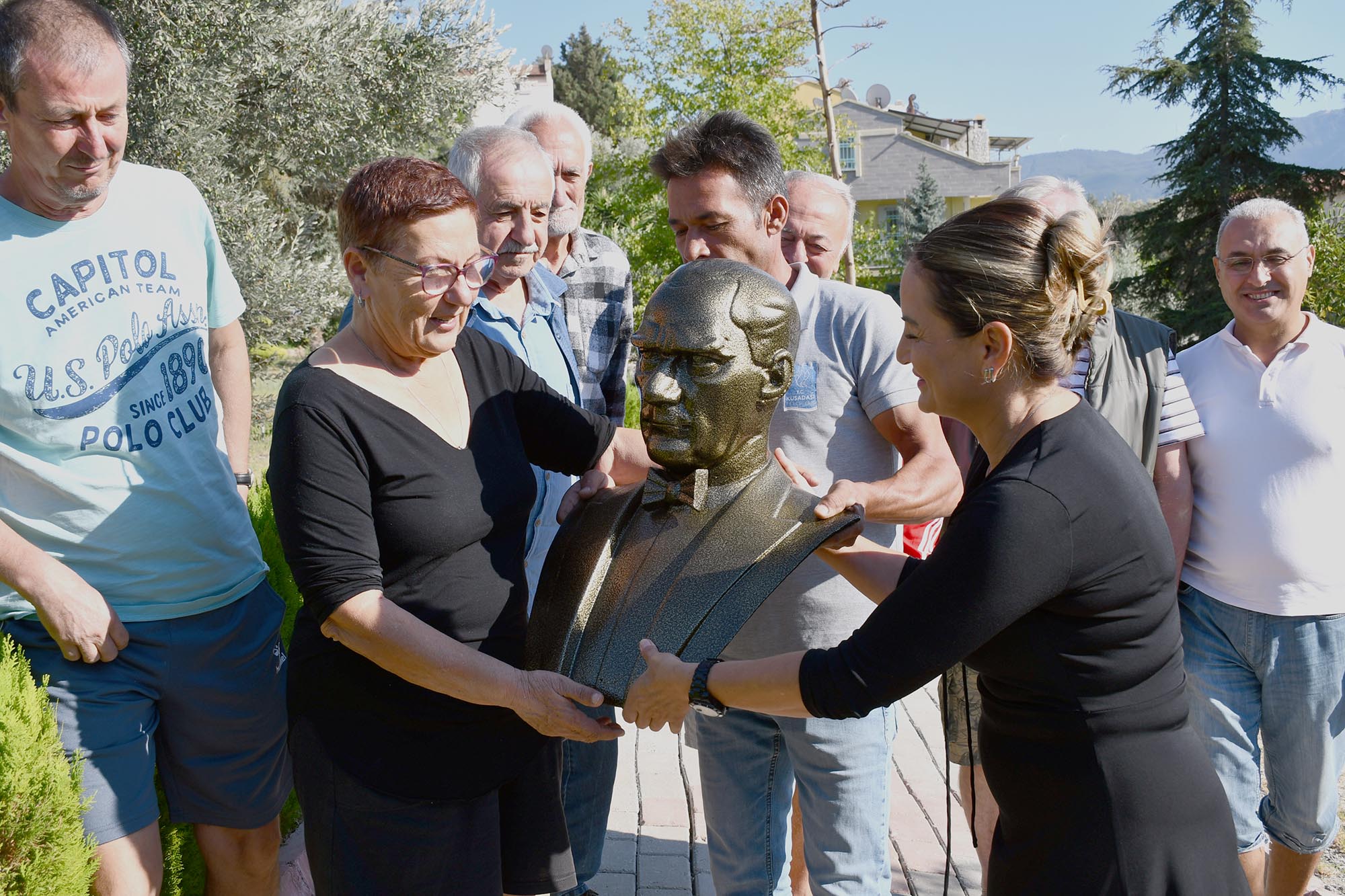 Kuşadası Belediyesi tarafından iki siteye Atatürk büstü hediye edildi. Site
