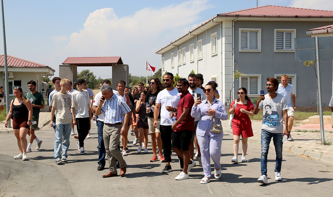 5 ülkeden 42 öğrenci, ziyaret ettikleri sokak hayvanları bakımevini çok