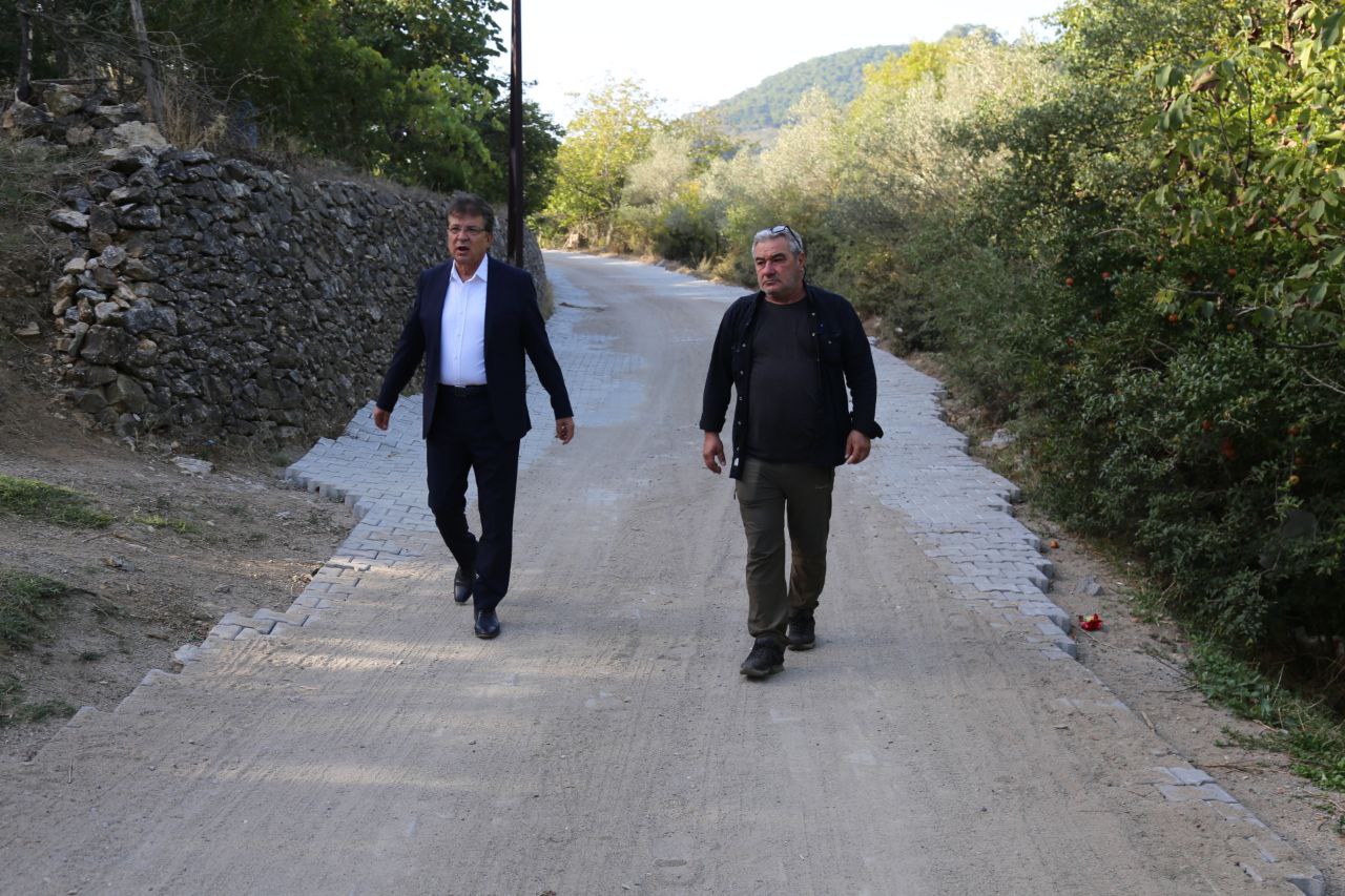 EDREMİT’TE YOLLAR YAPILIYOR Edremit Belediye Başkanı Selman Hasan Arslan yapılan