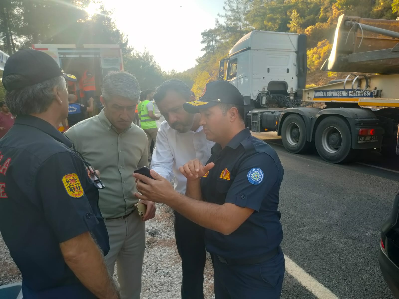 Muğla’nın Marmaris ilçesi Yalancıboğaz mevkiinde çıkan orman yangınında yaklaşık beş