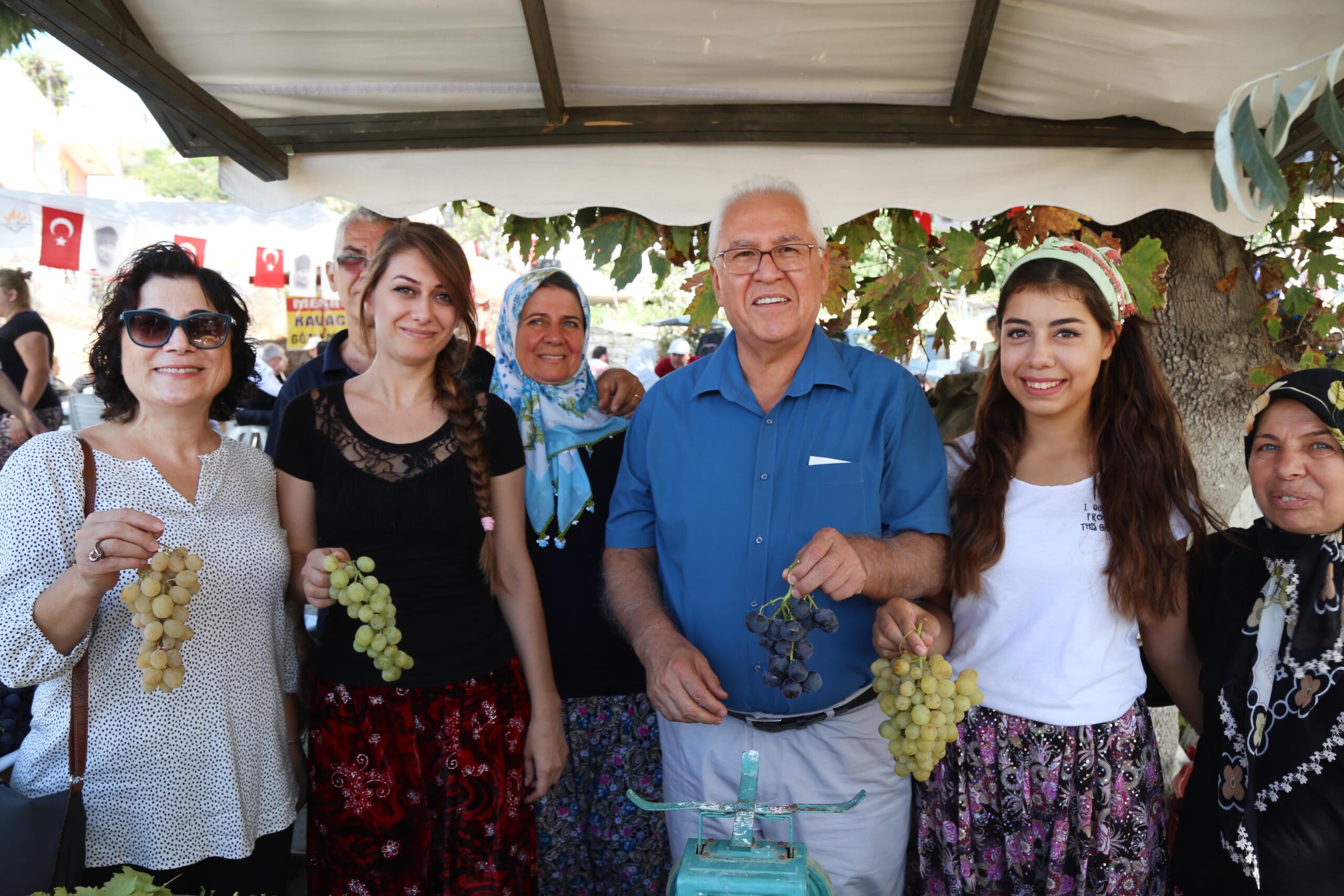 Karabağlar Belediyesi’nin geleneksel hale getirdiği Kavacık Üzüm Festivali, bu yıl