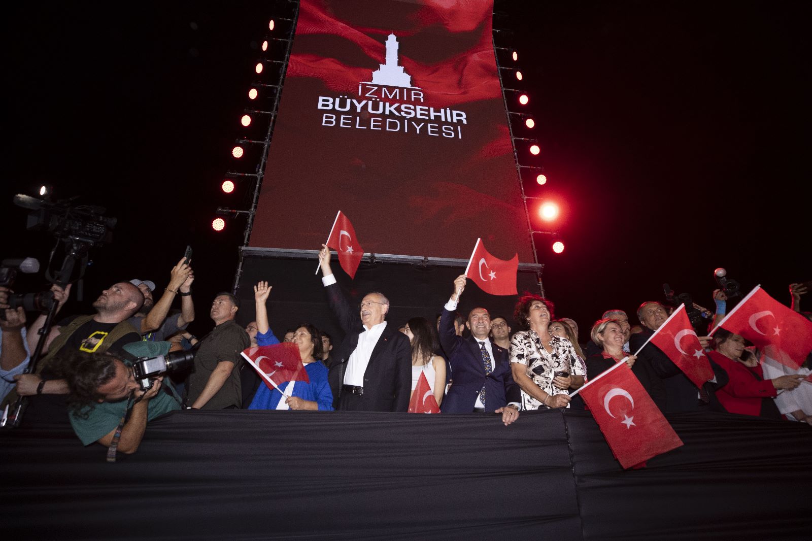 İzmir’in kurtuluşu dev sahnede; Kılıçdaroğlu ve Soyer Türk bayraklarıyla halkı selamladı Cumhuriyet Halk Partisi (CHP) Genel Başkanı Kemal Kılıçdaroğlu ile İzmir