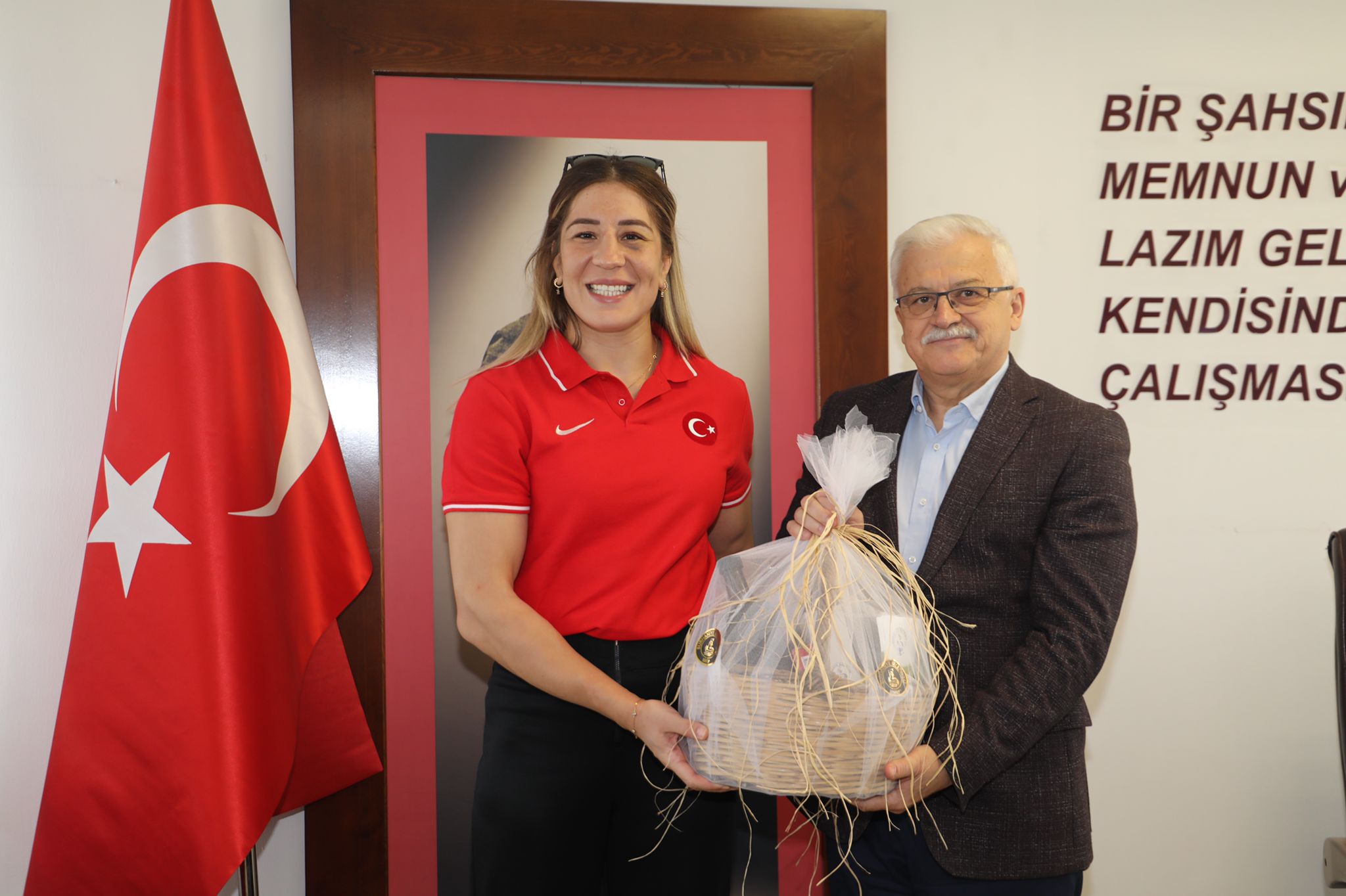 BAŞKAN DEVECİLER, ŞAMPİYON YASEMİN ADAR YİĞİT’İ AĞIRLADI Sırbistan’ın başkenti Belgrad’da düzenlenen Dünya Güreş Şampiyonasında Balıkesirli Milli Güreşçimiz