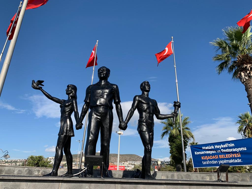 Kuşadası’nda resmi törenlerin gerçekleştirildiği Atatürk Meydanı’nda bulunan Atatürk Anıtı, Kuşadası