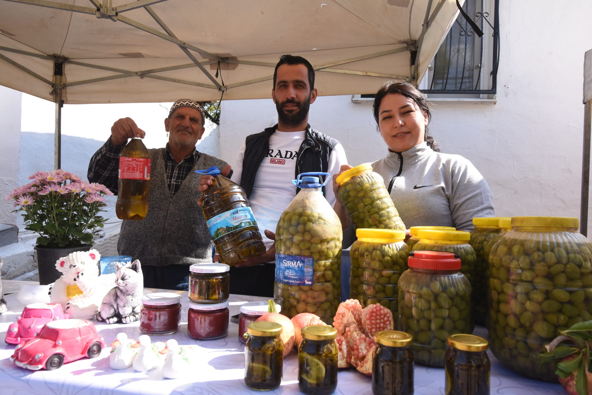 Kırsal mahallelerde festivaller düzenleyip hem üreticinin elindeki ürünü satmasını sağlayan