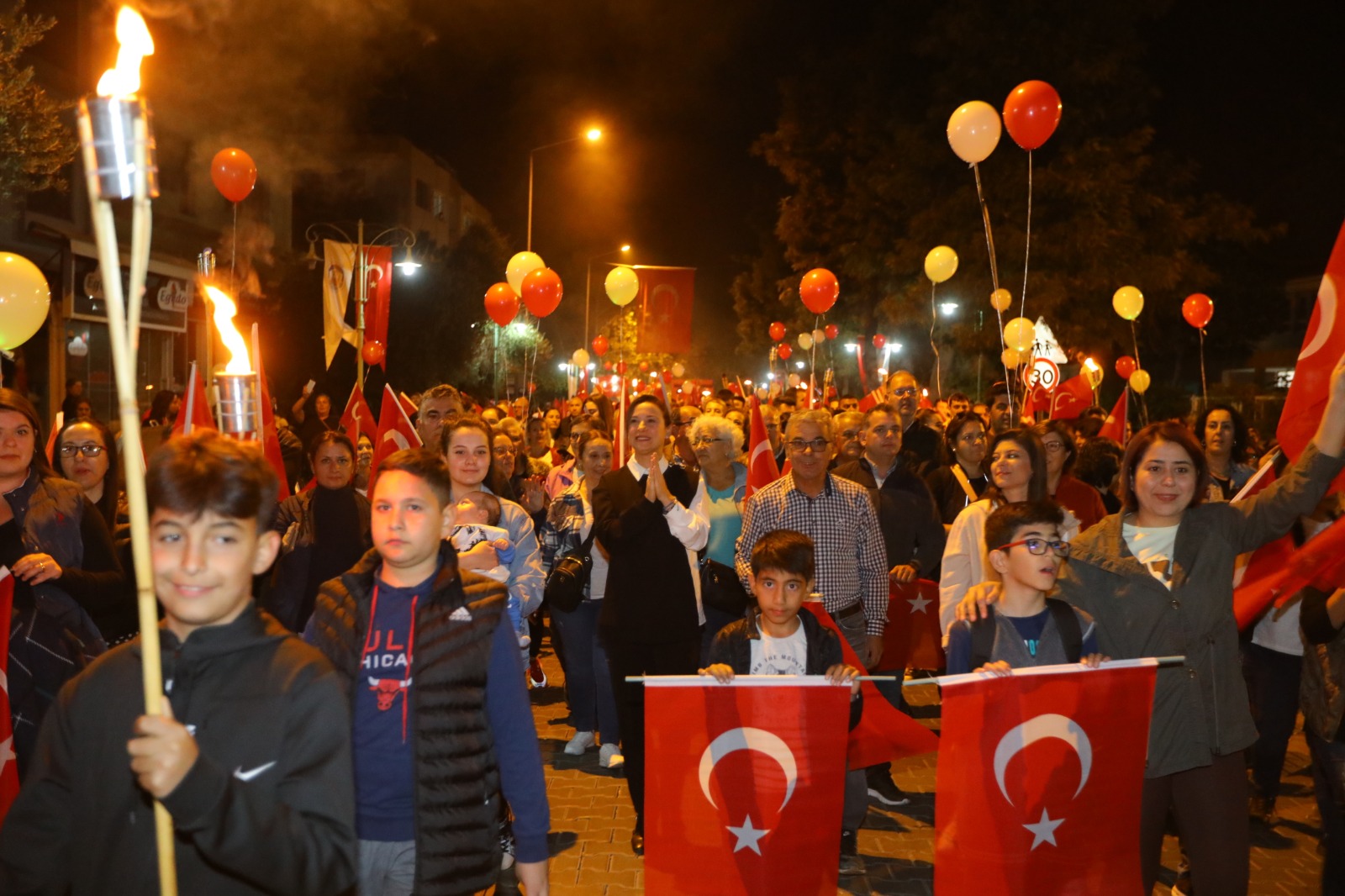 Efes Selçuk’ta 29 Ekim Cumhuriyet Bayramı coşkuyla kutlandı. Saat 19.23’te