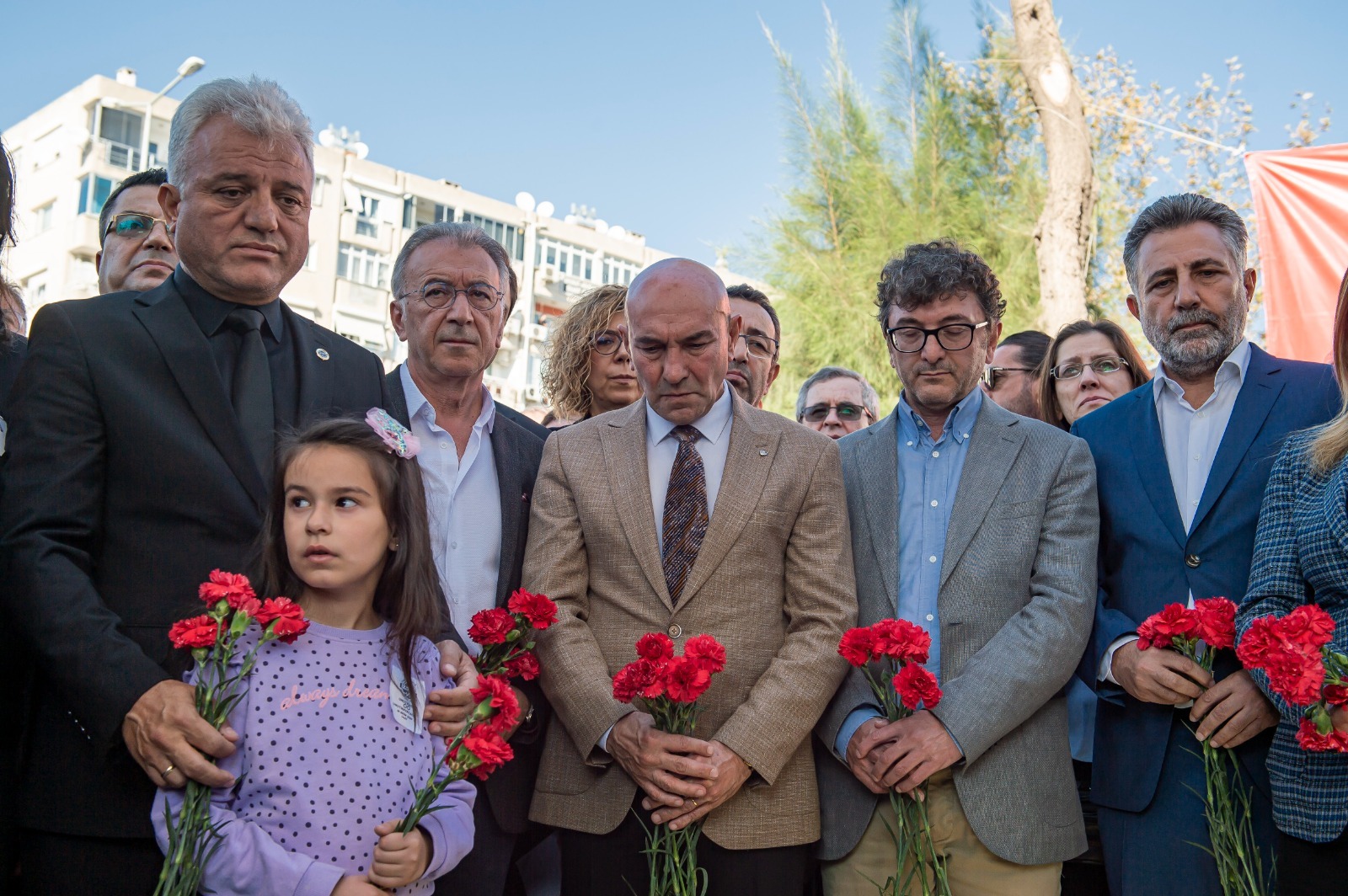 Başkan Soyer depremin ikinci yılındaki anma töreninde konuştu:“Bu can bu bedende durdukça yanınızda olacağım” 30 Ekim depreminde hayatını kaybeden 117 kişi İzmir’de törenle anıldı.