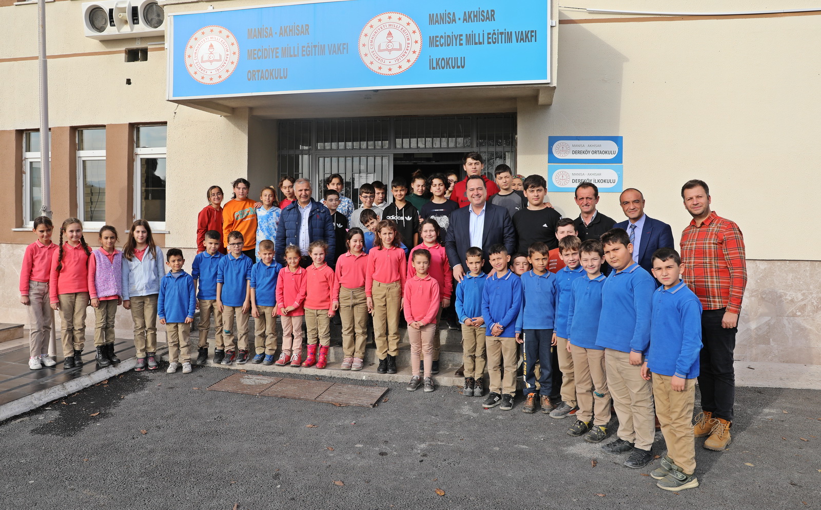 Akhisar Belediyesi şehir merkezindeki yatırımlarının yanı sıra kırsal mahallelerde de