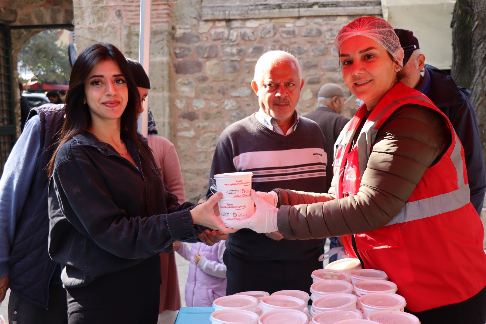 İzmit’te Atatürk’ün en sevdiği yemekler vatandaşlara ikram edildi İzmit Belediyesi tarafından camilerde vatandaşlara Atatürk’ün en sevdiği yemekler ikram