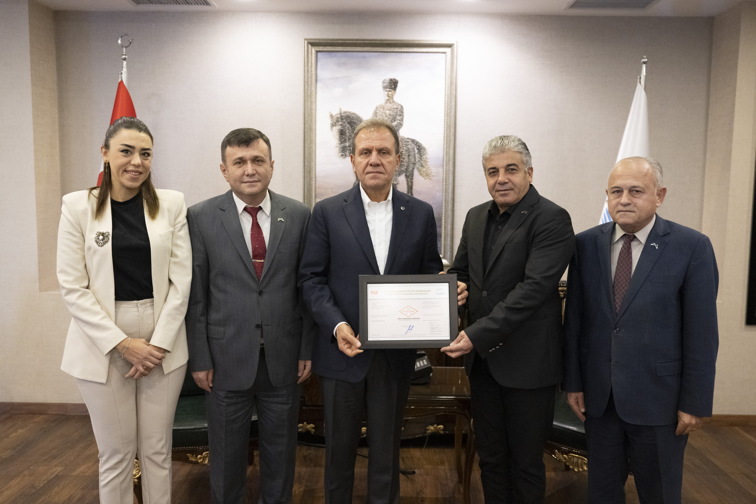 YOL TRAFİK GÜVENLİĞİ YÖNETİM SİSTEMİ BELGESİ’ BAŞKAN SEÇER’E TAKDİM EDİLDİ