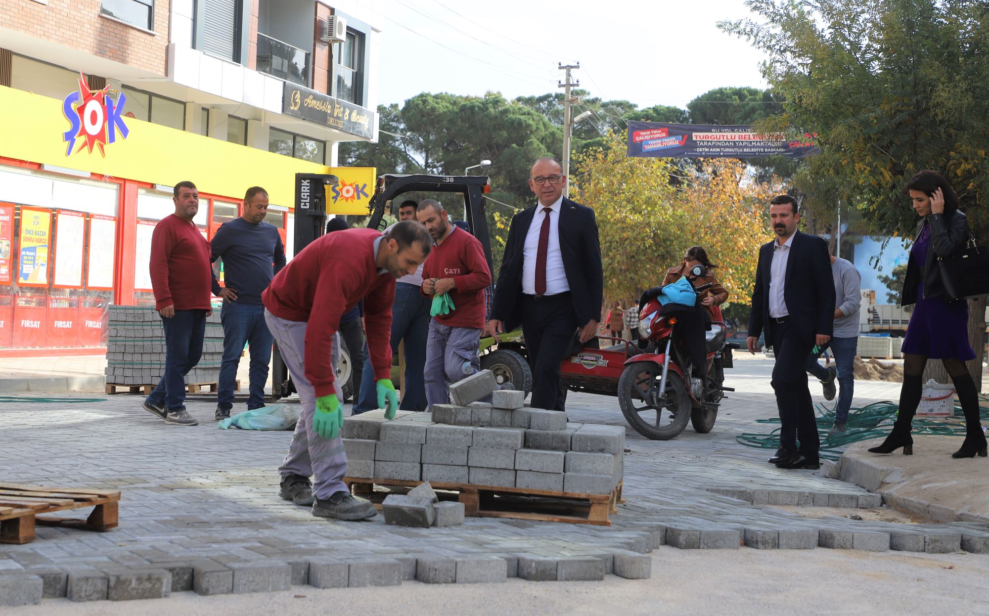 Turgutlu Belediyesinin Çamlıca Yolu’nda kendi imkanlarıyla yürüttüğü yol yenileme çalışmalarına