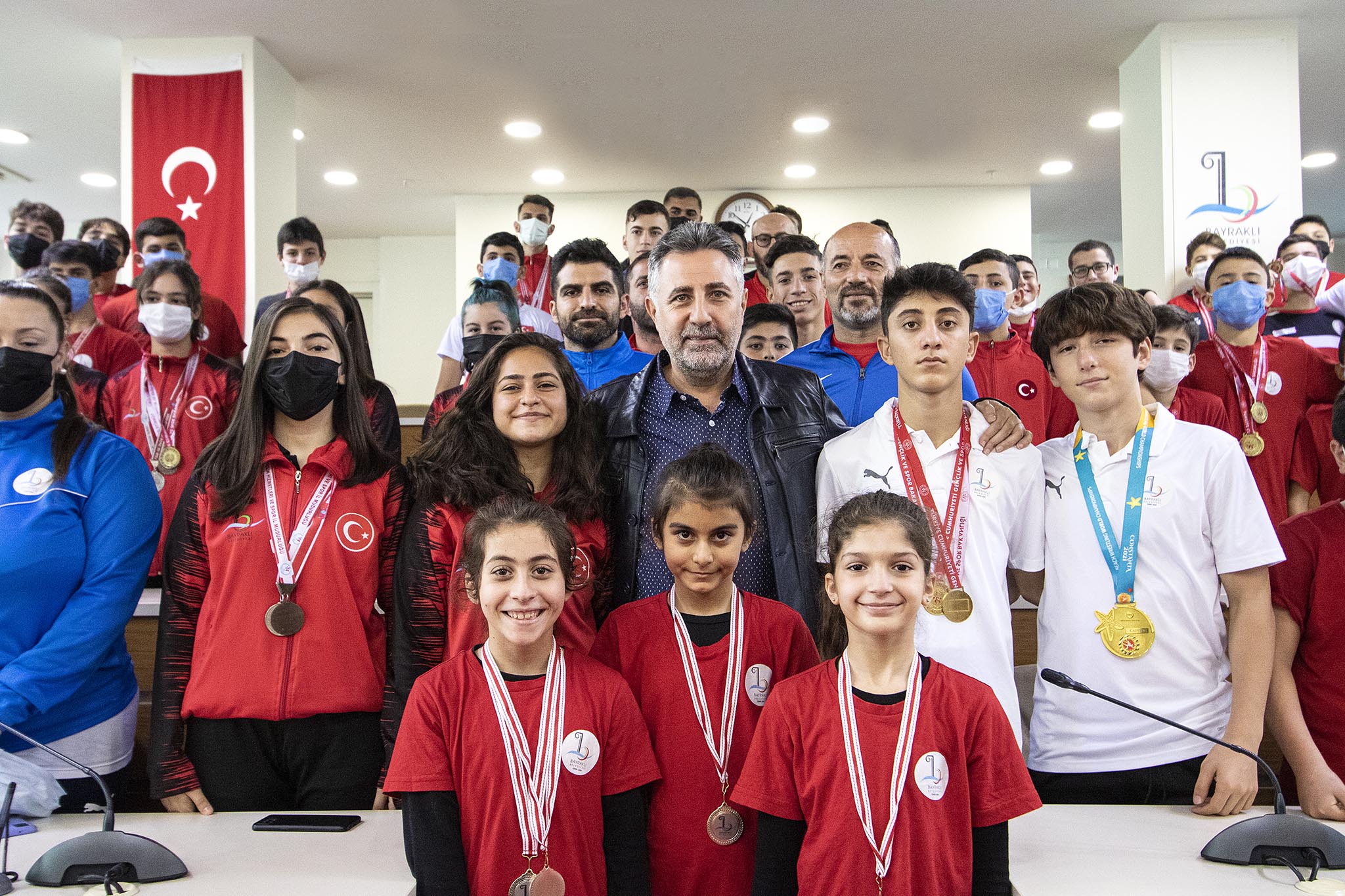 Farklı branşlarda açılan spor kurslarında birbirinden yetenekli sporcular yetiştiren Bayraklı