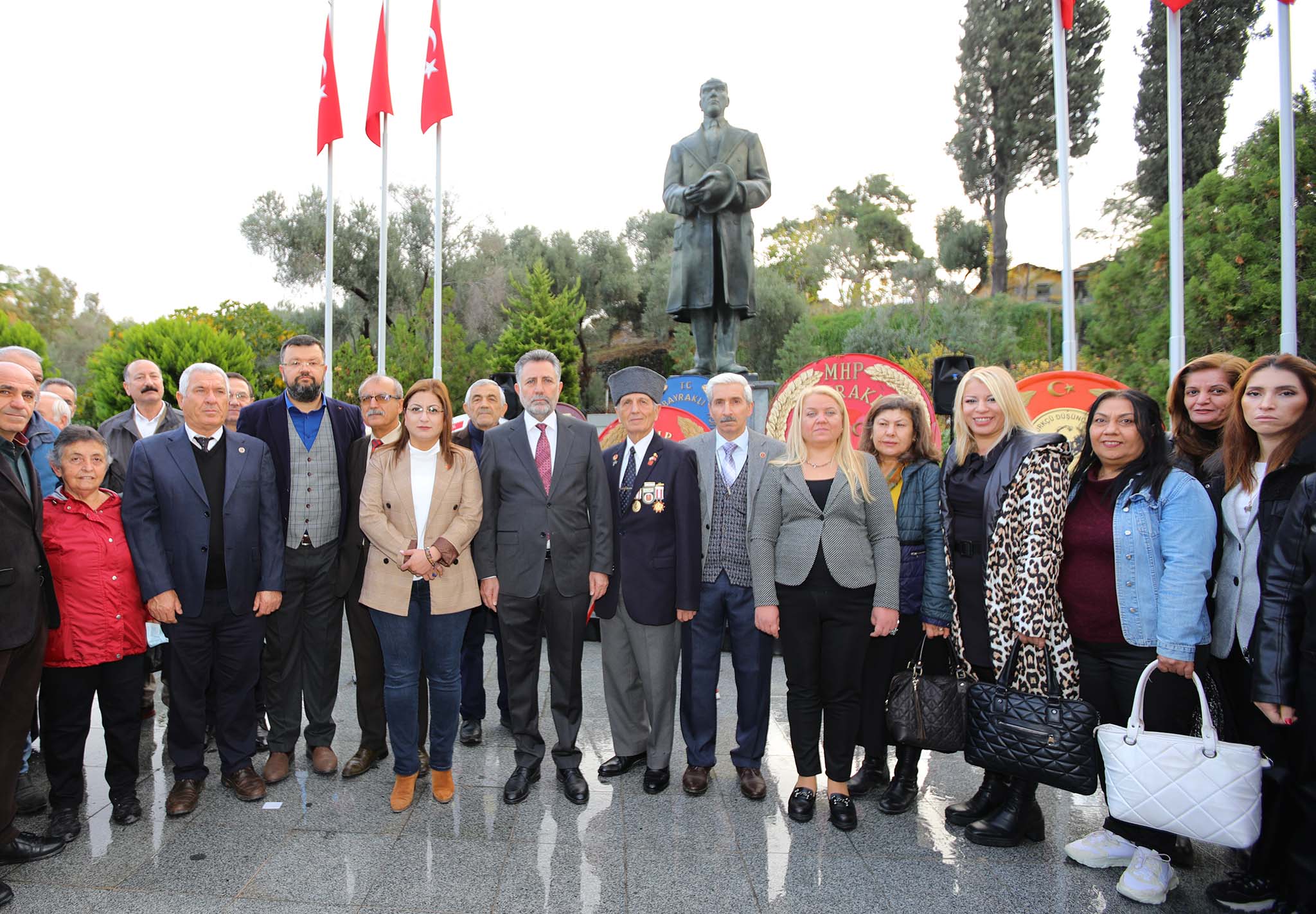 24 Kasım Öğretmenler Günü, Bayraklı’da da coşkuyla kutlandı. Atatürk Anıtı’na
