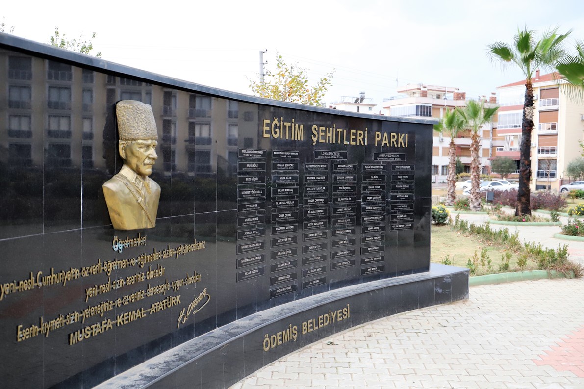 Ödemiş’te Eğitim Şehitleri Parkı’ndaki palmiye ağacı şehir magandaları tarafından yakıldı.