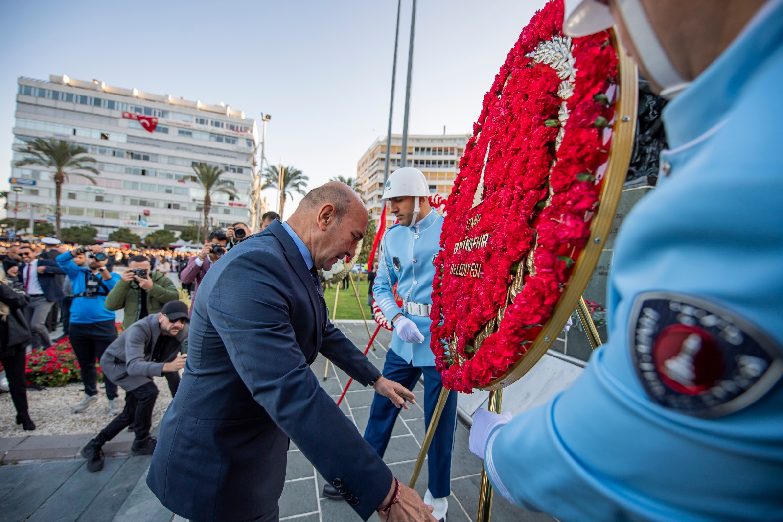 İzmir’de 09.05’te zaman durdu. Ulu Önder Mustafa Kemal Atatürk’ün aramızdan
